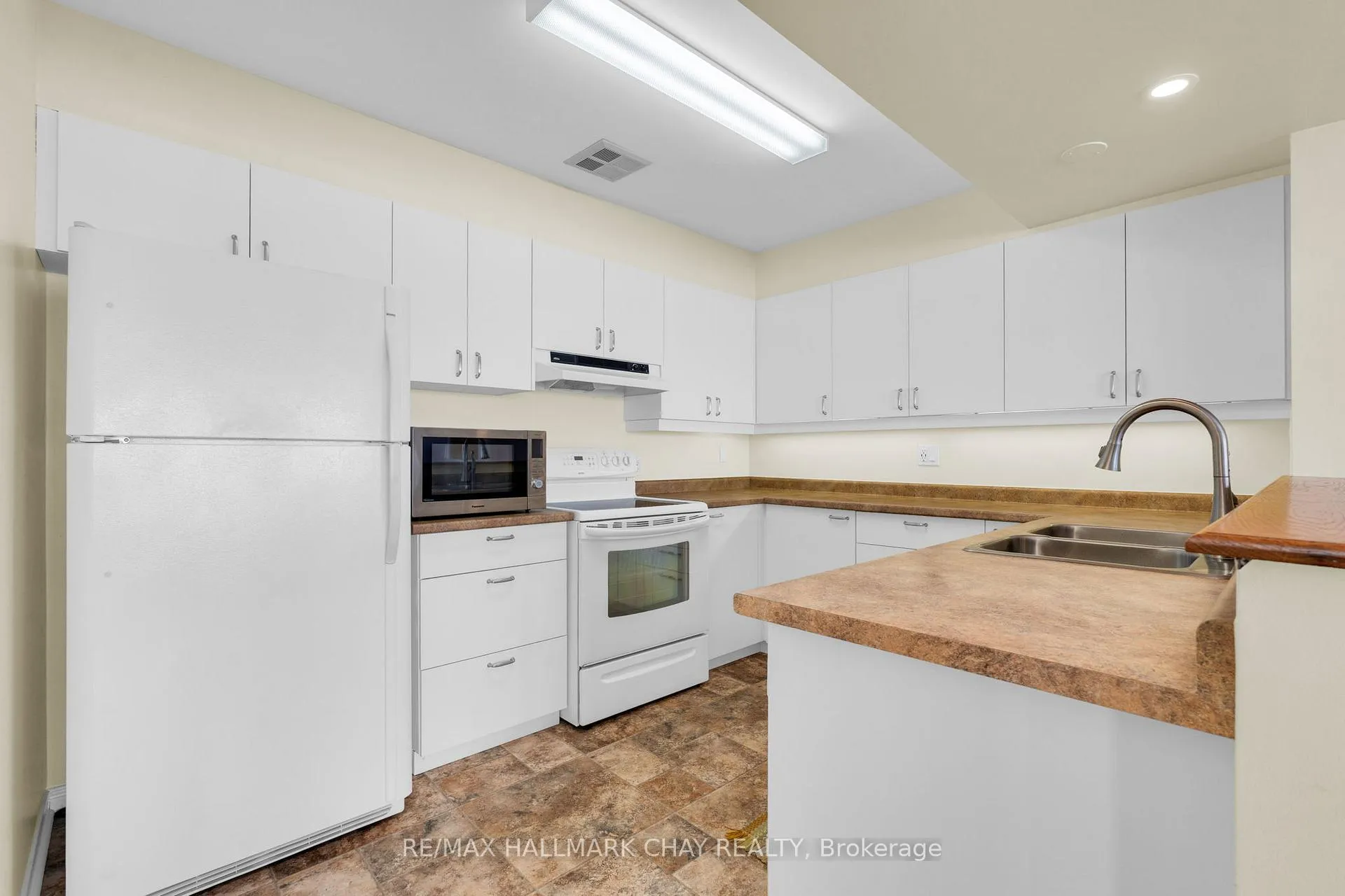 Photo 9 of Unit 103, 21 Kempenfelt Drive, Barrie, North Shore — HOMEH