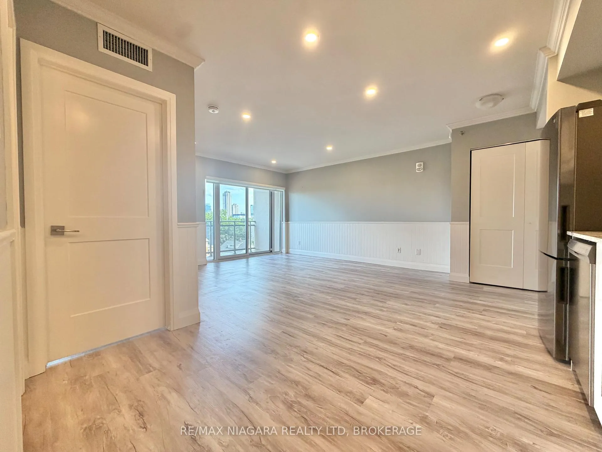 Photo 4 of Unit 414, 5698 Main Street, Niagara Falls, Hospital — HOMEH