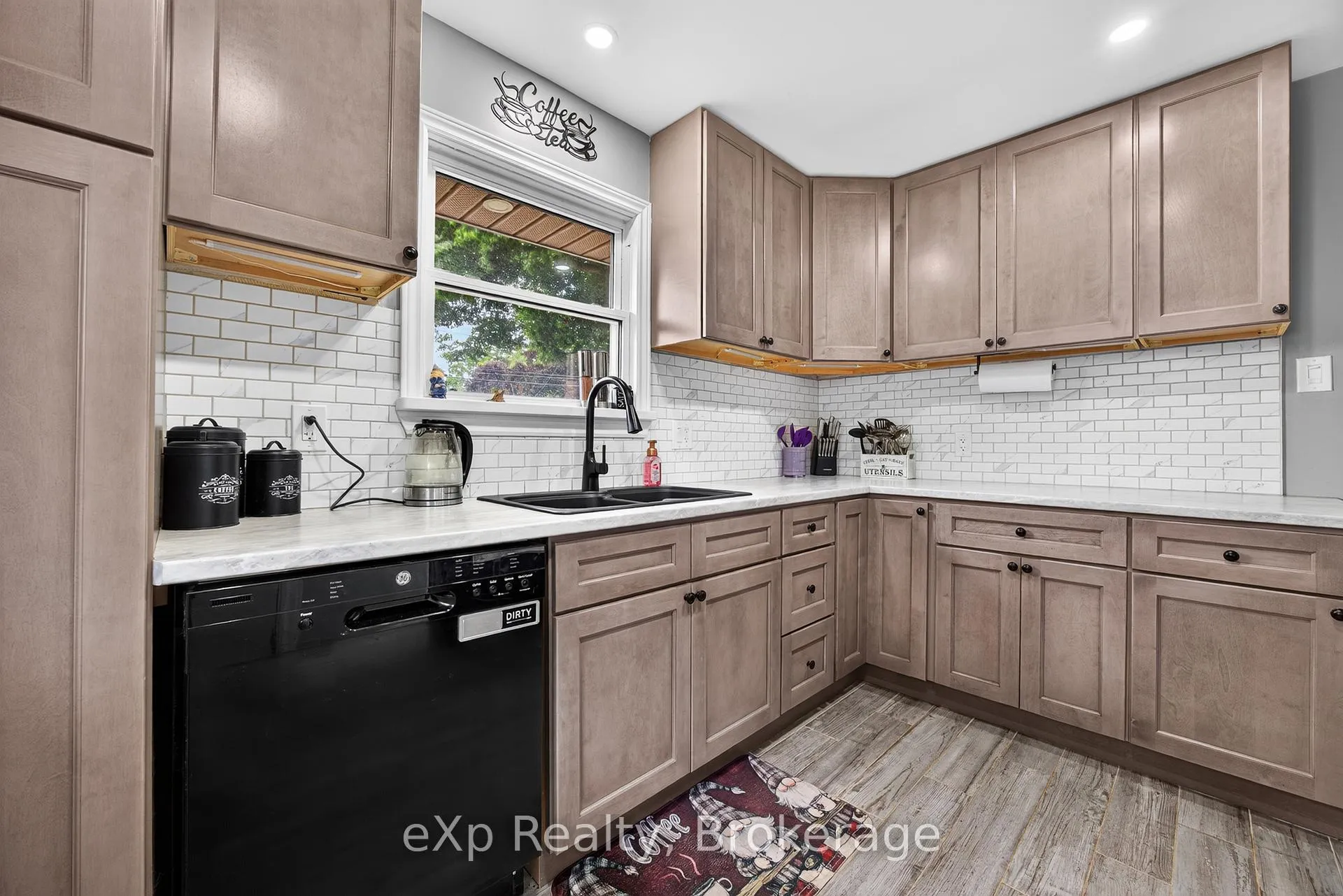 Photo 7 of 29 Concession Street E, Tillsonburg — HOMEH