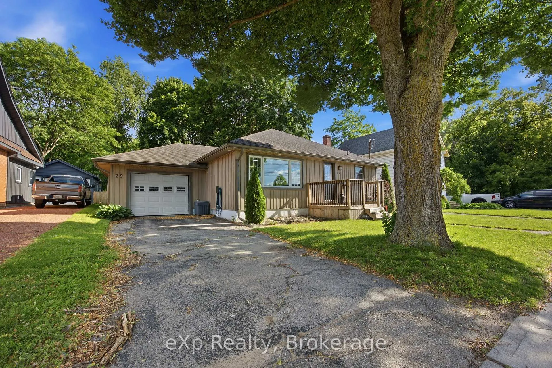 Photo 2 of 29 Concession Street E, Tillsonburg — HOMEH
