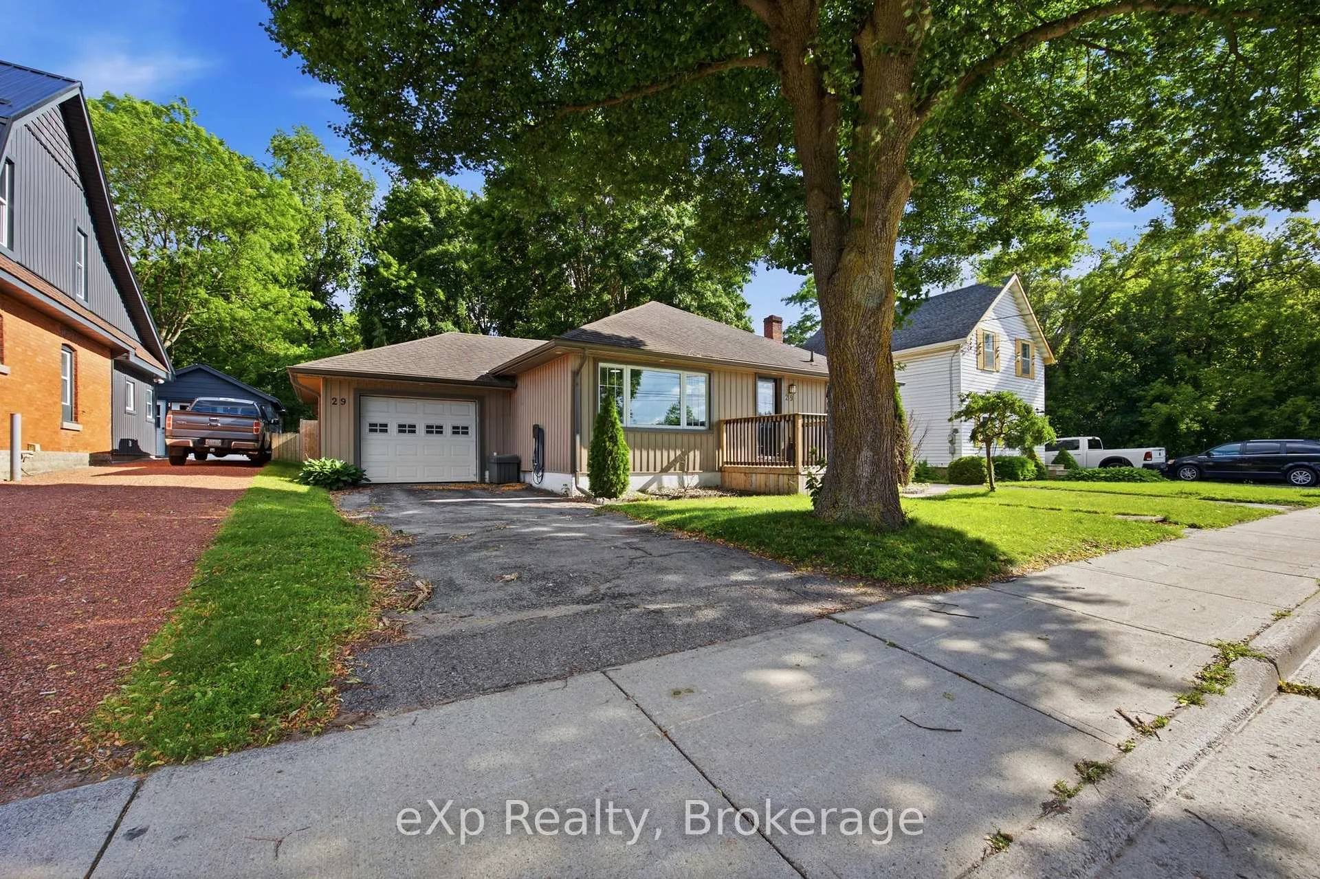 Photo 3 of 29 Concession Street E, Tillsonburg — HOMEH