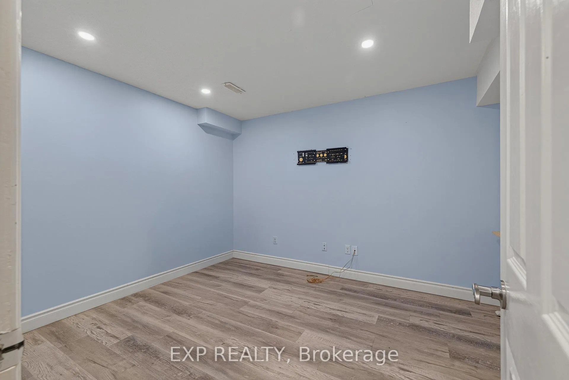 Photo 25 of 196 Max Becker Drive, Kitchener, Larentian West — HOMEH