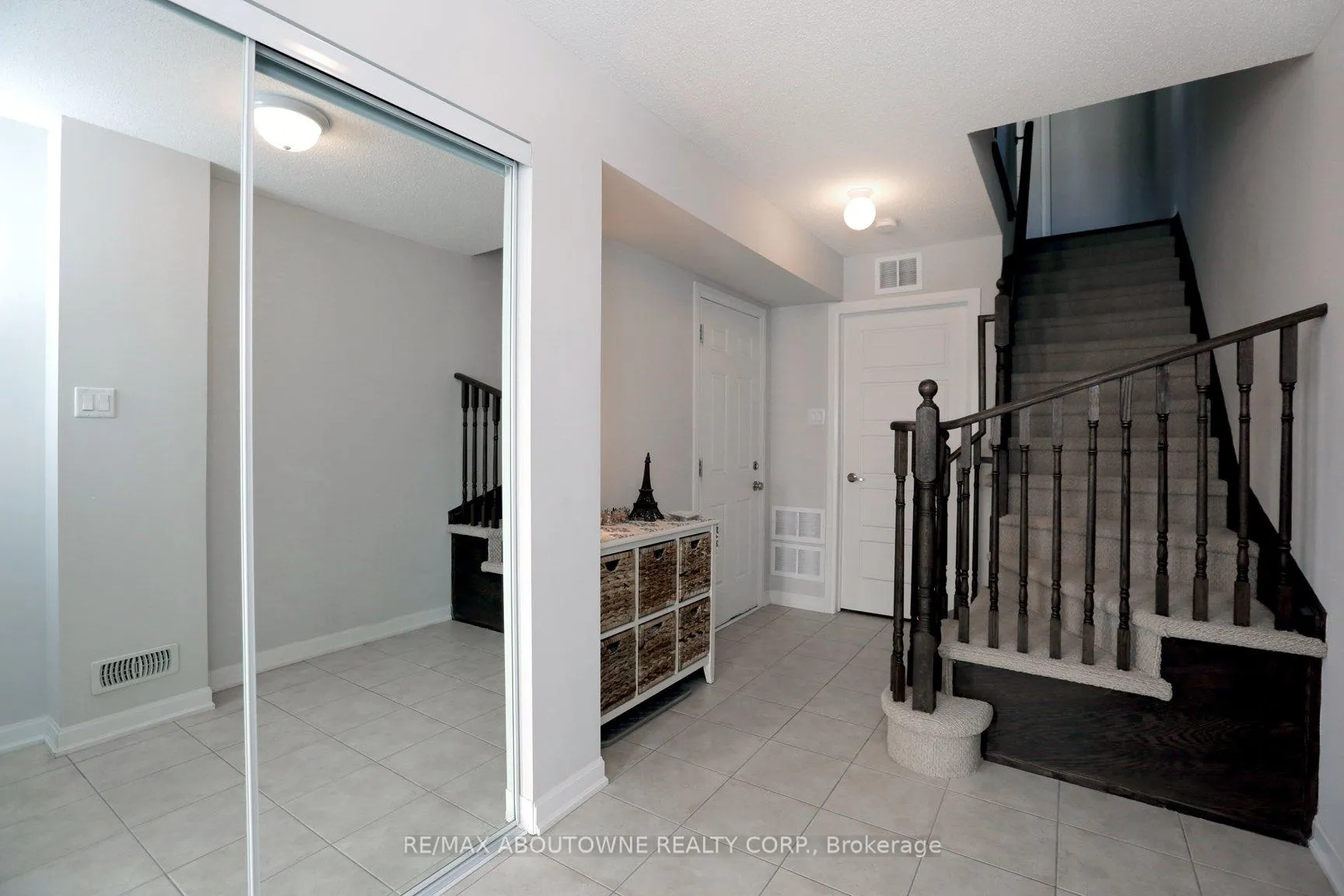 Photo 4 of Unit 126, 165 Hampshire Way, Milton, Dempsey — HOMEH