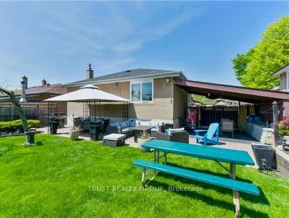 Photo 2 of 9 Del Ria Drive, North York, Maple Leaf — HOMEH