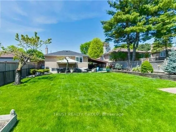 Photo 3 of 9 Del Ria Drive, North York, Maple Leaf — HOMEH