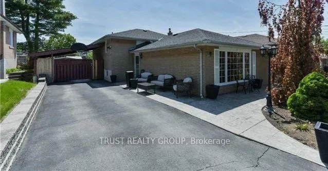 Photo 4 of 9 Del Ria Drive, North York, Maple Leaf — HOMEH