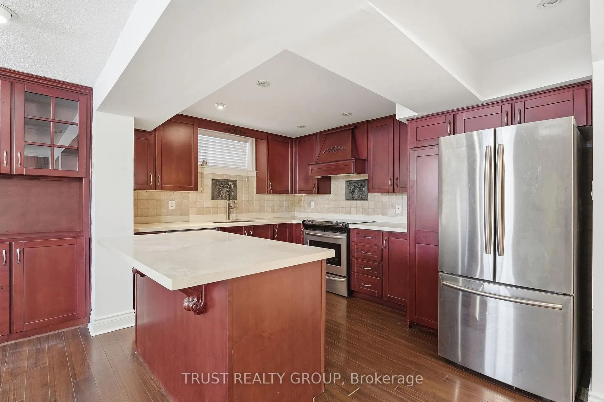 Photo 21 of 9 Del Ria Drive, North York, Maple Leaf — HOMEH
