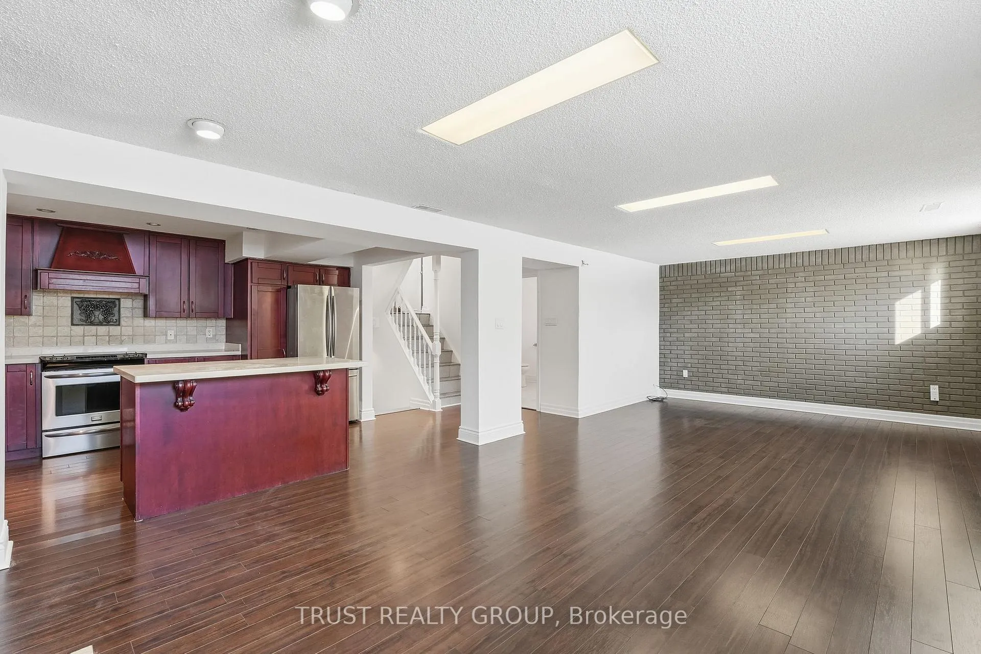 Photo 23 of 9 Del Ria Drive, North York, Maple Leaf — HOMEH