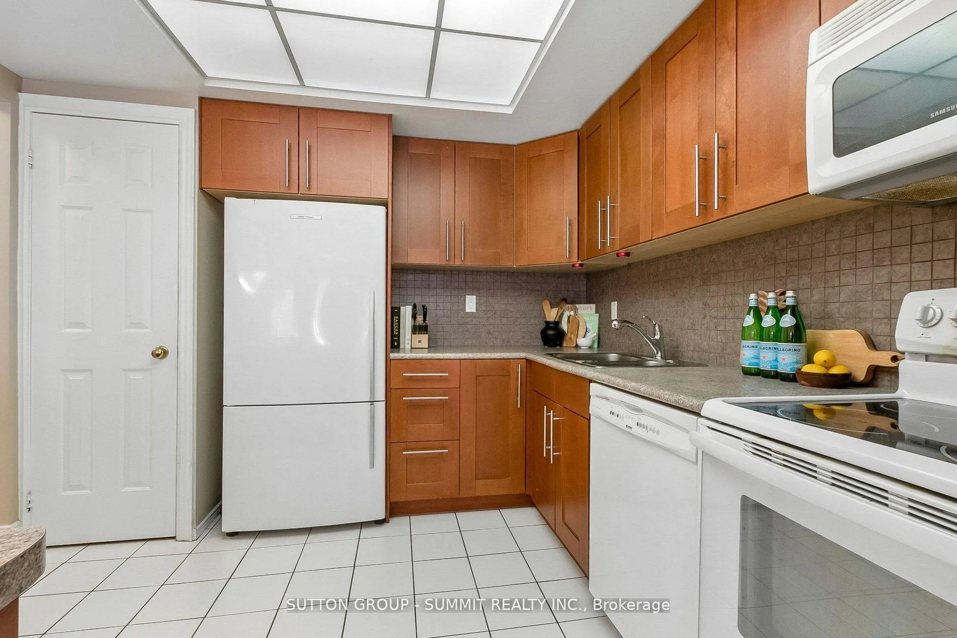 Photo 25 of 10 Tamarack Circle, Etobicoke, Kingsview Village-The Westway — HOMEH