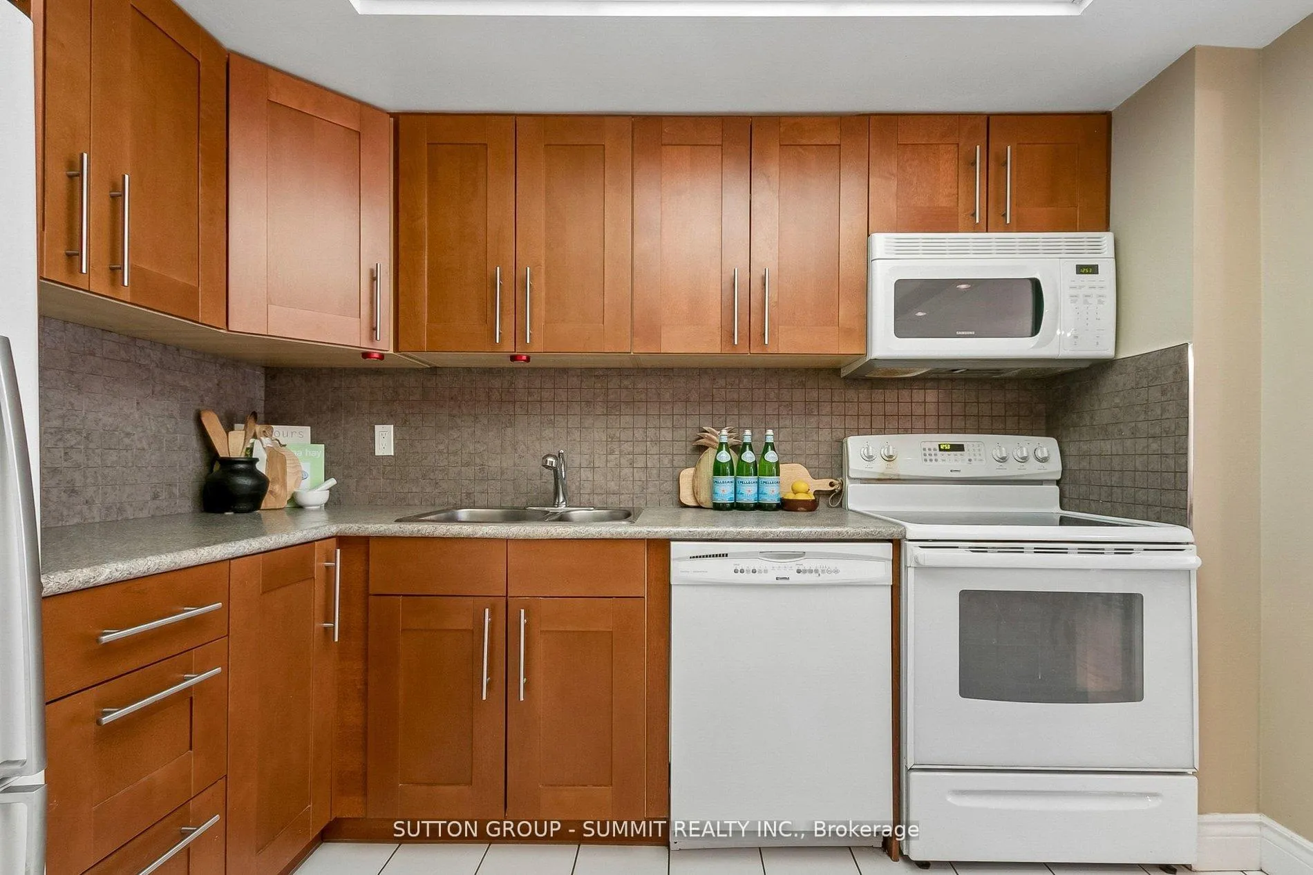 Photo 28 of 10 Tamarack Circle, Etobicoke, Kingsview Village-The Westway — HOMEH
