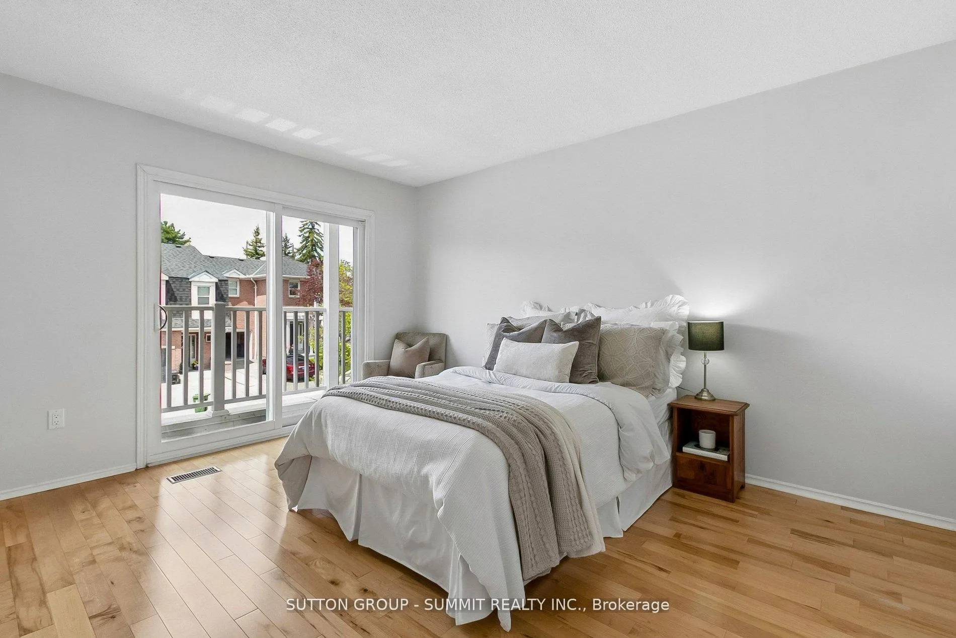 Photo 30 of 10 Tamarack Circle, Etobicoke, Kingsview Village-The Westway — HOMEH