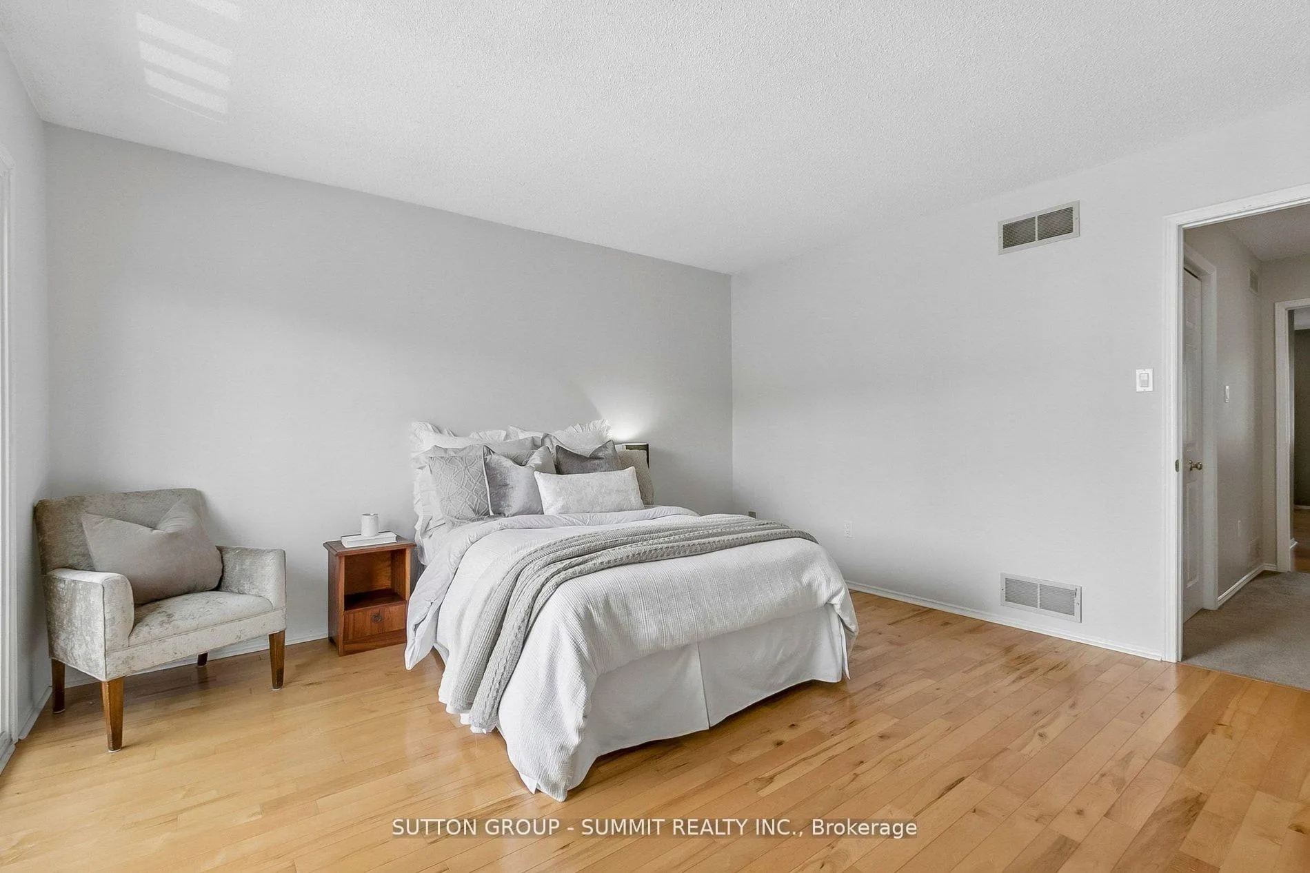 Photo 31 of 10 Tamarack Circle, Etobicoke, Kingsview Village-The Westway — HOMEH