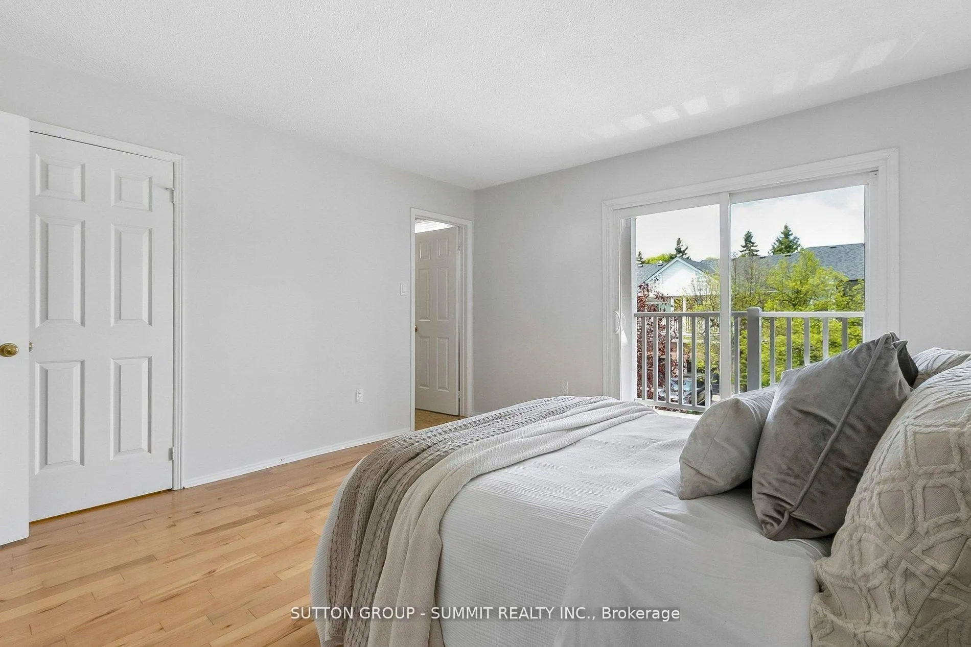 Photo 32 of 10 Tamarack Circle, Etobicoke, Kingsview Village-The Westway — HOMEH