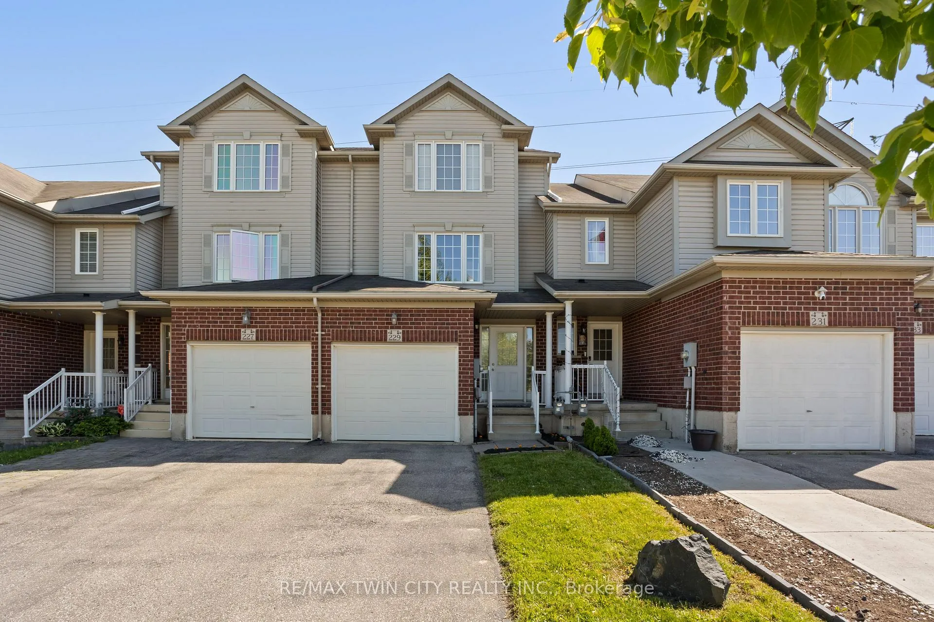 Photo 1 of 229 Parkvale Drive, Kitchener — HOMEH