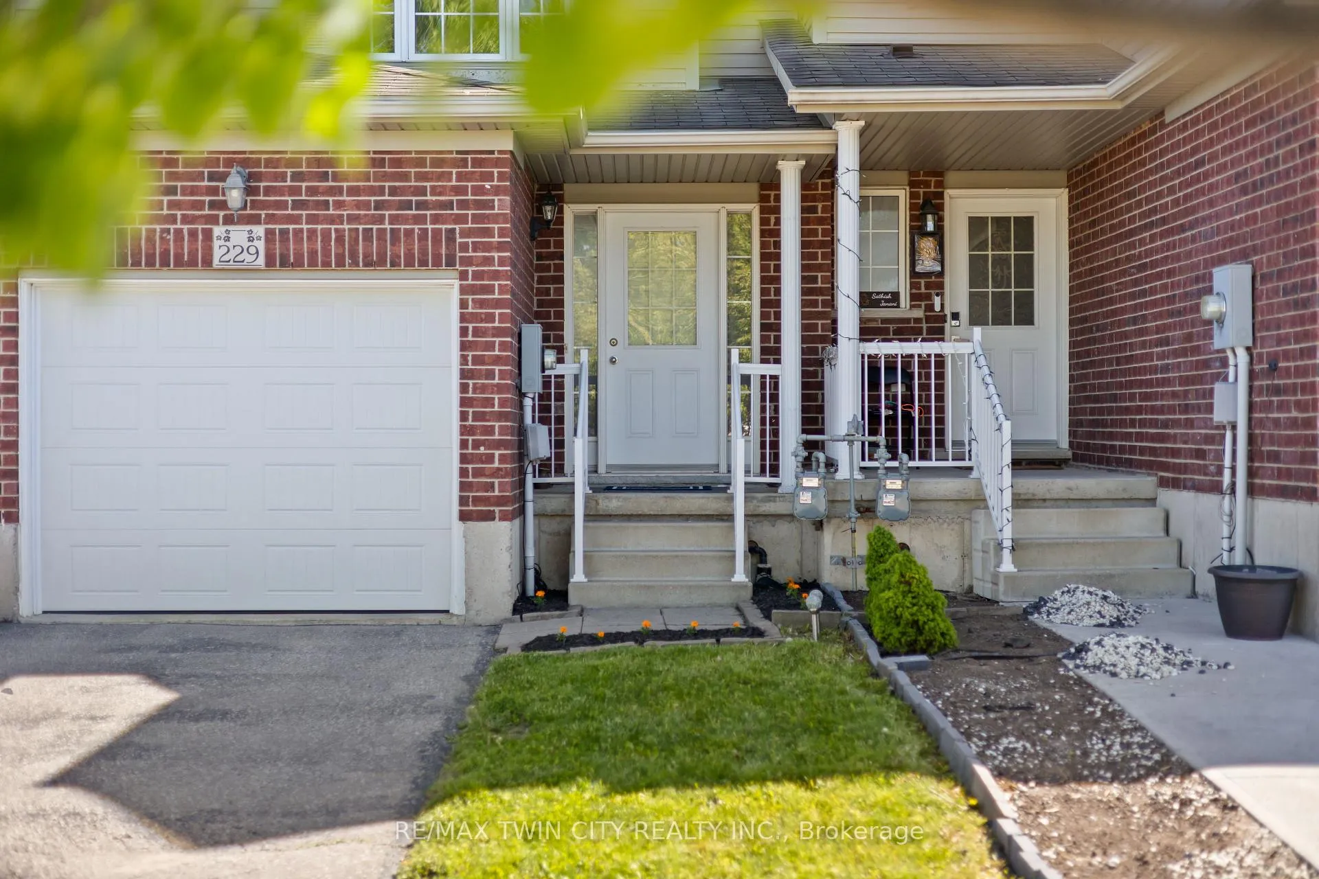 Photo 3 of 229 Parkvale Drive, Kitchener — HOMEH