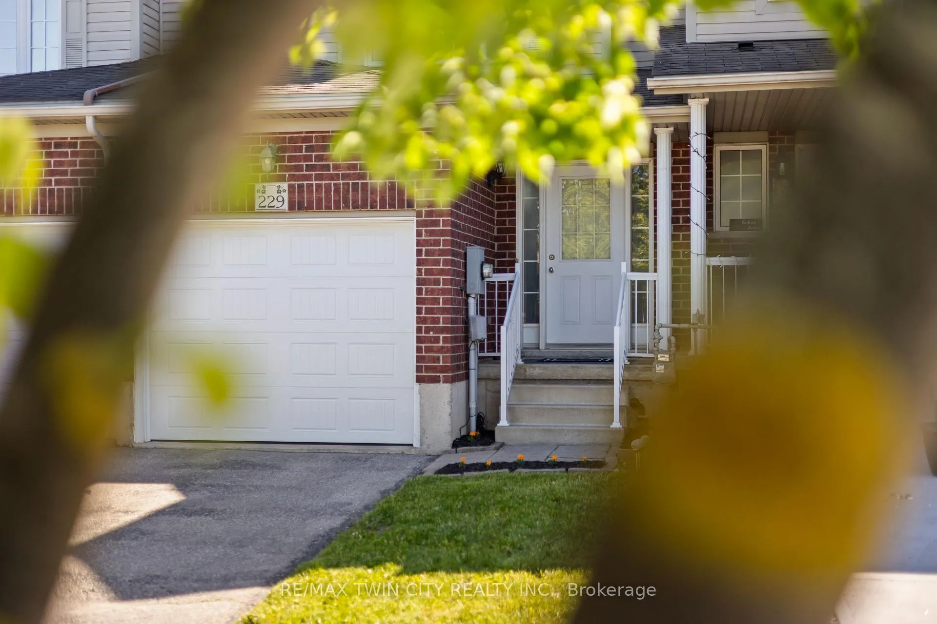 Photo 4 of 229 Parkvale Drive, Kitchener — HOMEH