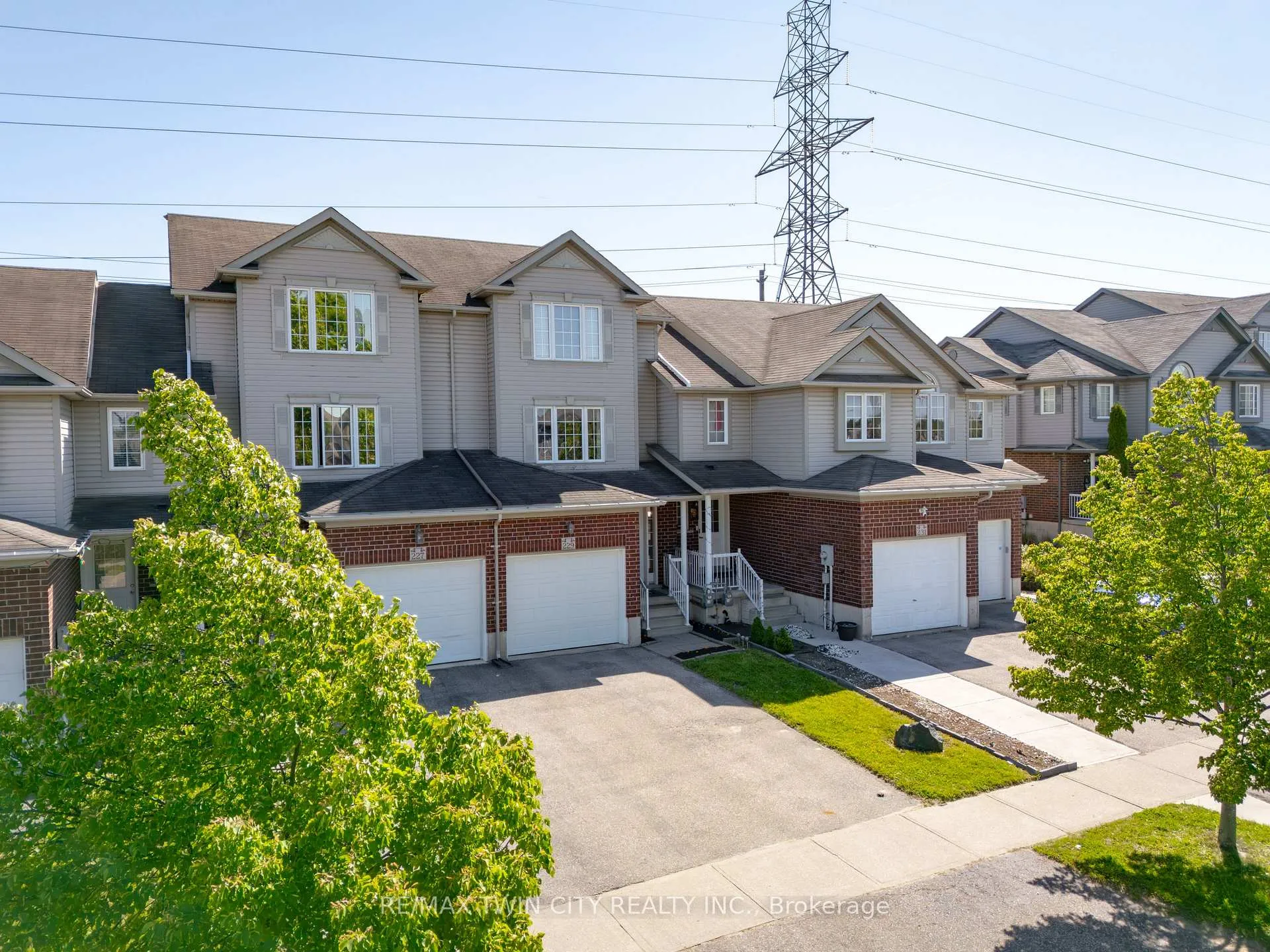 Photo 5 of 229 Parkvale Drive, Kitchener — HOMEH