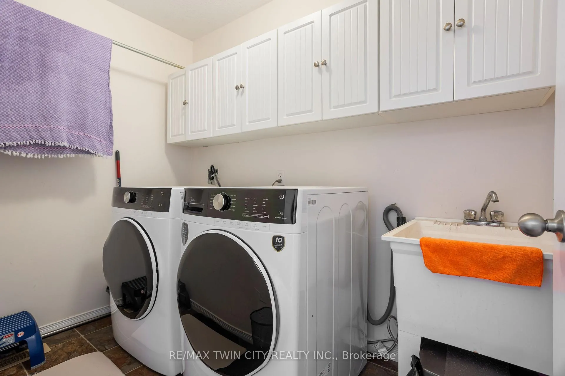 Photo 16 of 229 Parkvale Drive, Kitchener — HOMEH