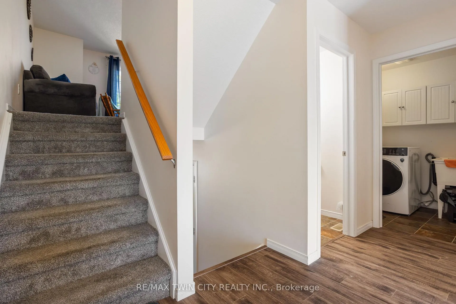Photo 17 of 229 Parkvale Drive, Kitchener — HOMEH