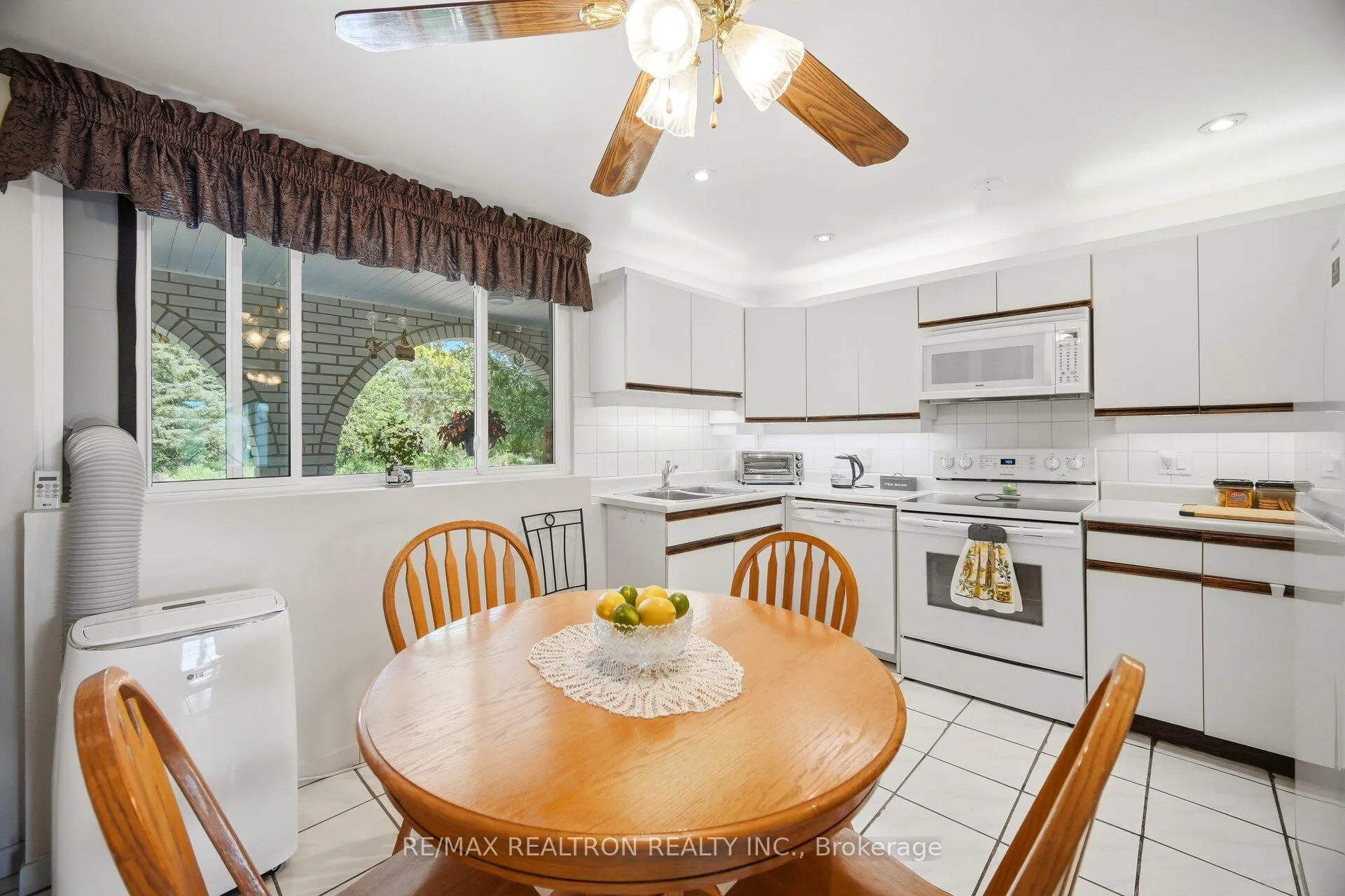 Photo 8 of 14426 Jane Street, King, Rural King — HOMEH