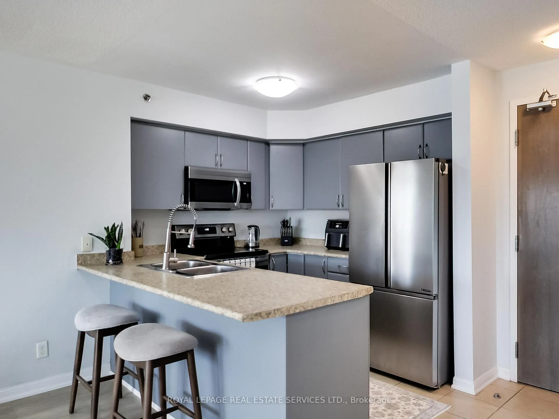 Photo 3 of Unit 221, 3060 Rotary Way, Burlington, Alton — HOMEH