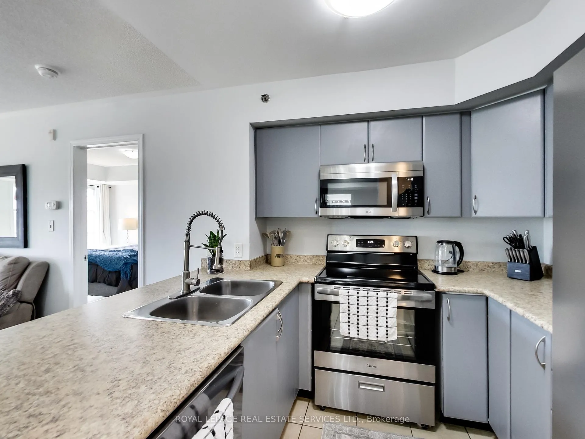 Photo 4 of Unit 221, 3060 Rotary Way, Burlington, Alton — HOMEH