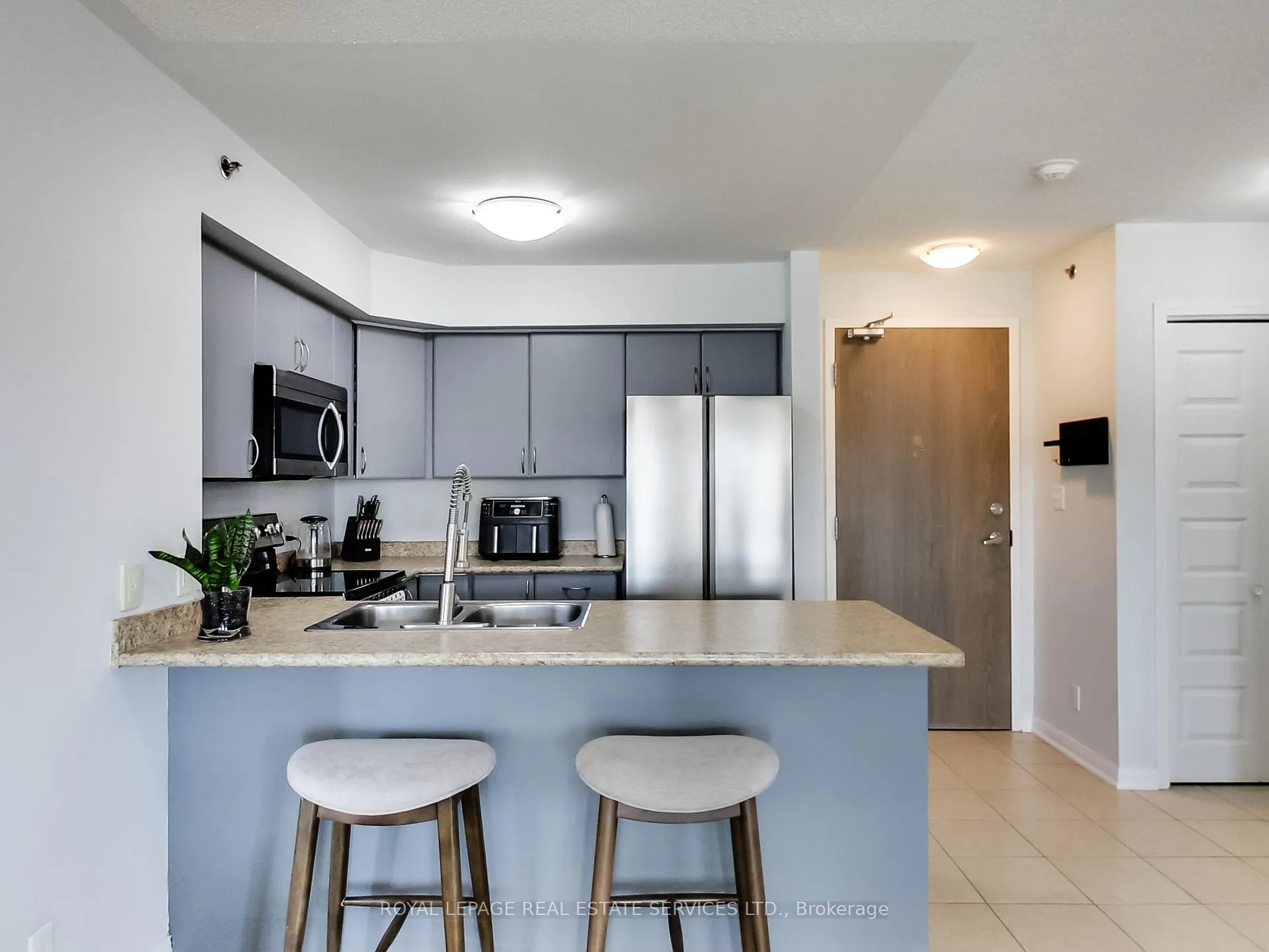 Photo 7 of Unit 221, 3060 Rotary Way, Burlington, Alton — HOMEH