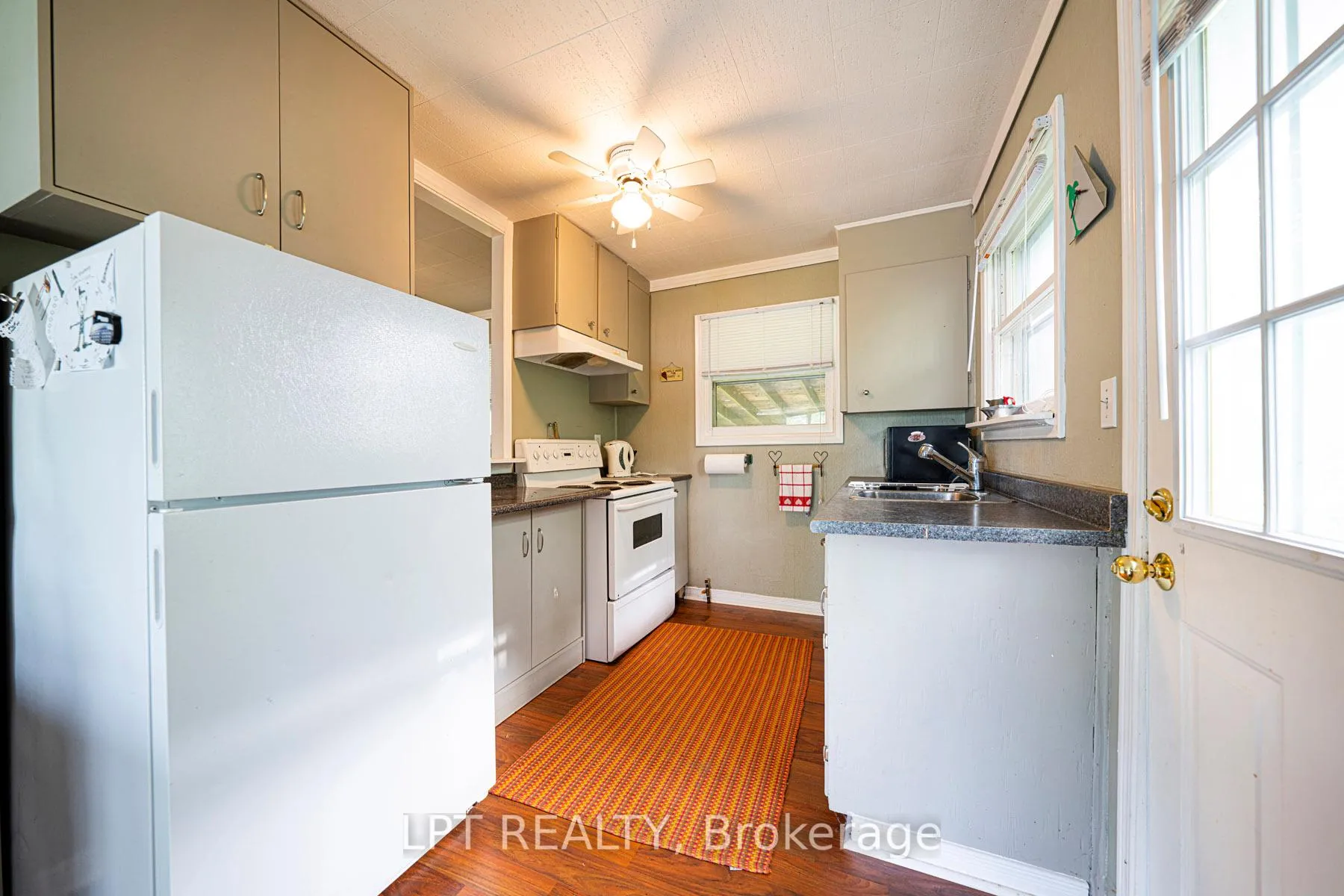 Photo 16 of 17 Lake Drive E, Georgina, Historic Lakeshore Communities — HOMEH
