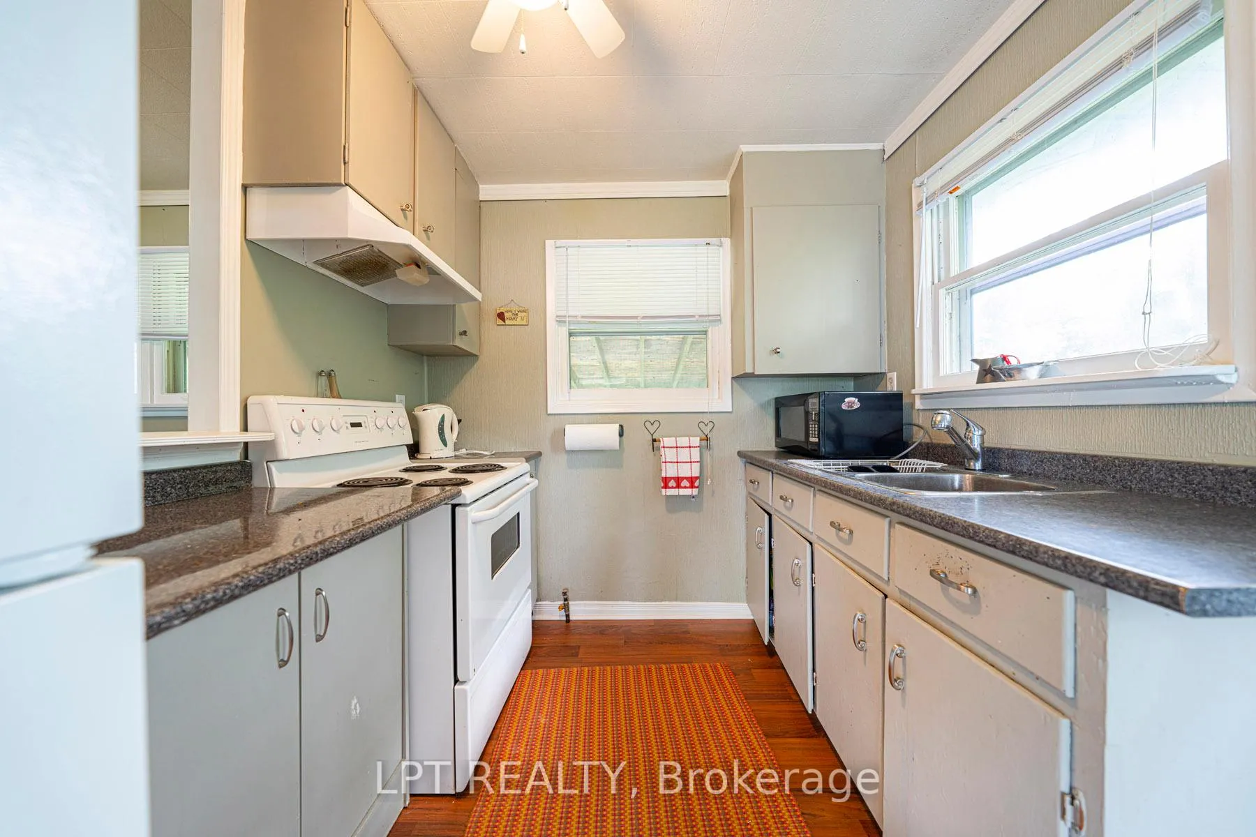 Photo 17 of 17 Lake Drive E, Georgina, Historic Lakeshore Communities — HOMEH