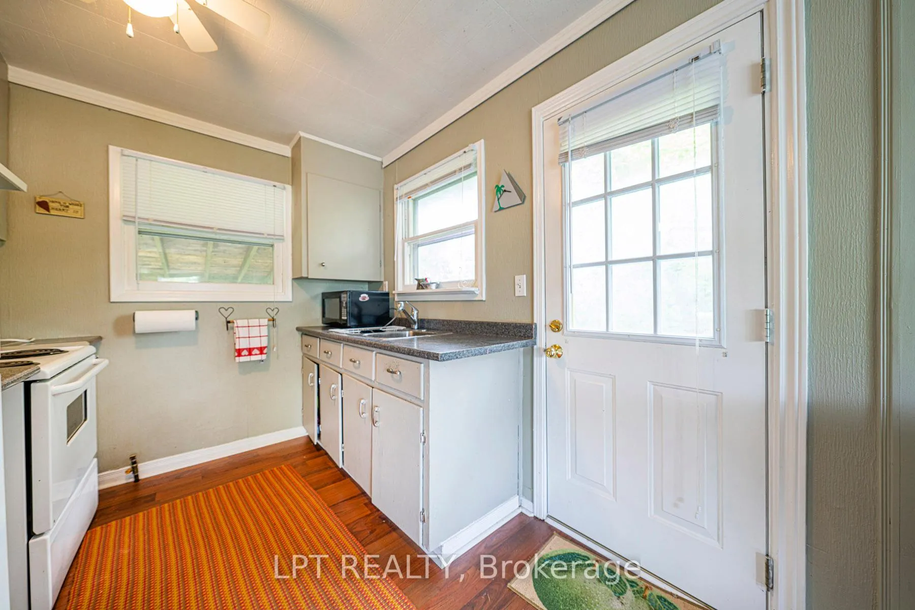 Photo 19 of 17 Lake Drive E, Georgina, Historic Lakeshore Communities — HOMEH
