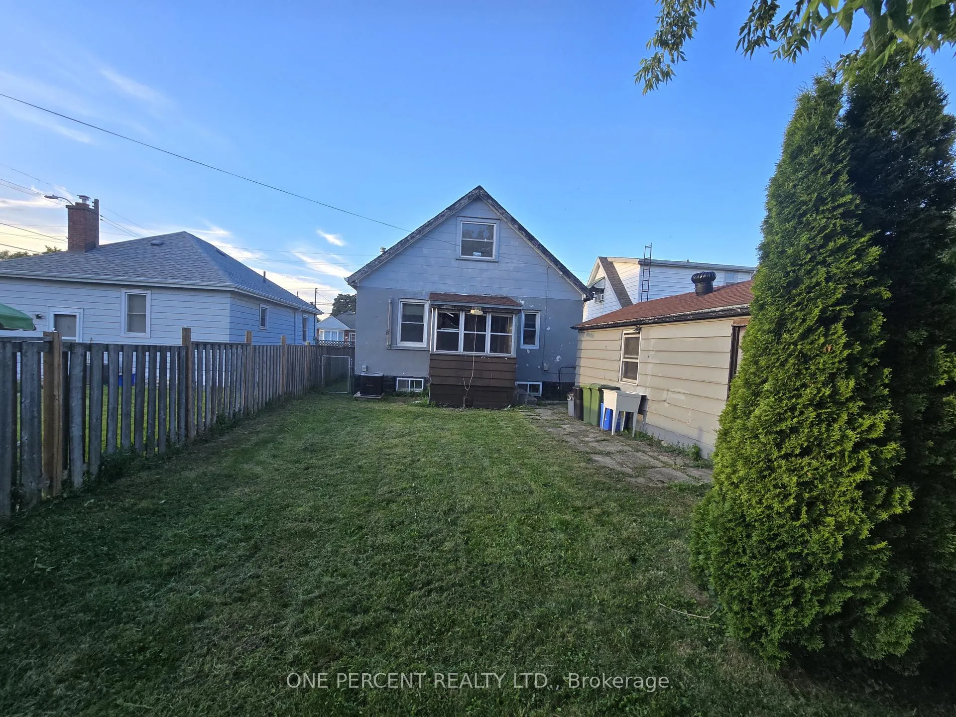 Photo 3 of 536 Queensdale Avenue E, Hamilton, Eastmount — HOMEH