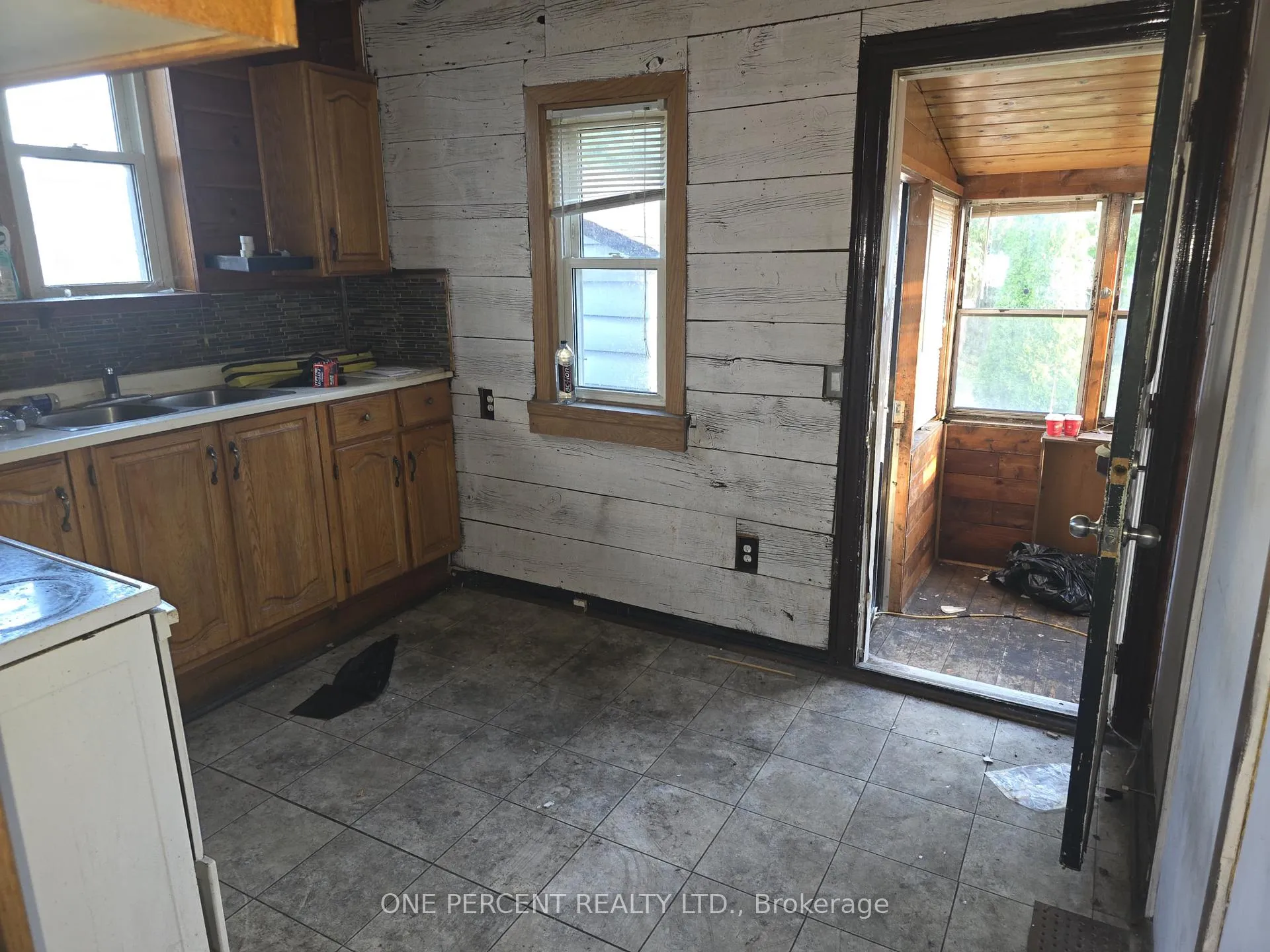 Photo 6 of 536 Queensdale Avenue E, Hamilton, Eastmount — HOMEH