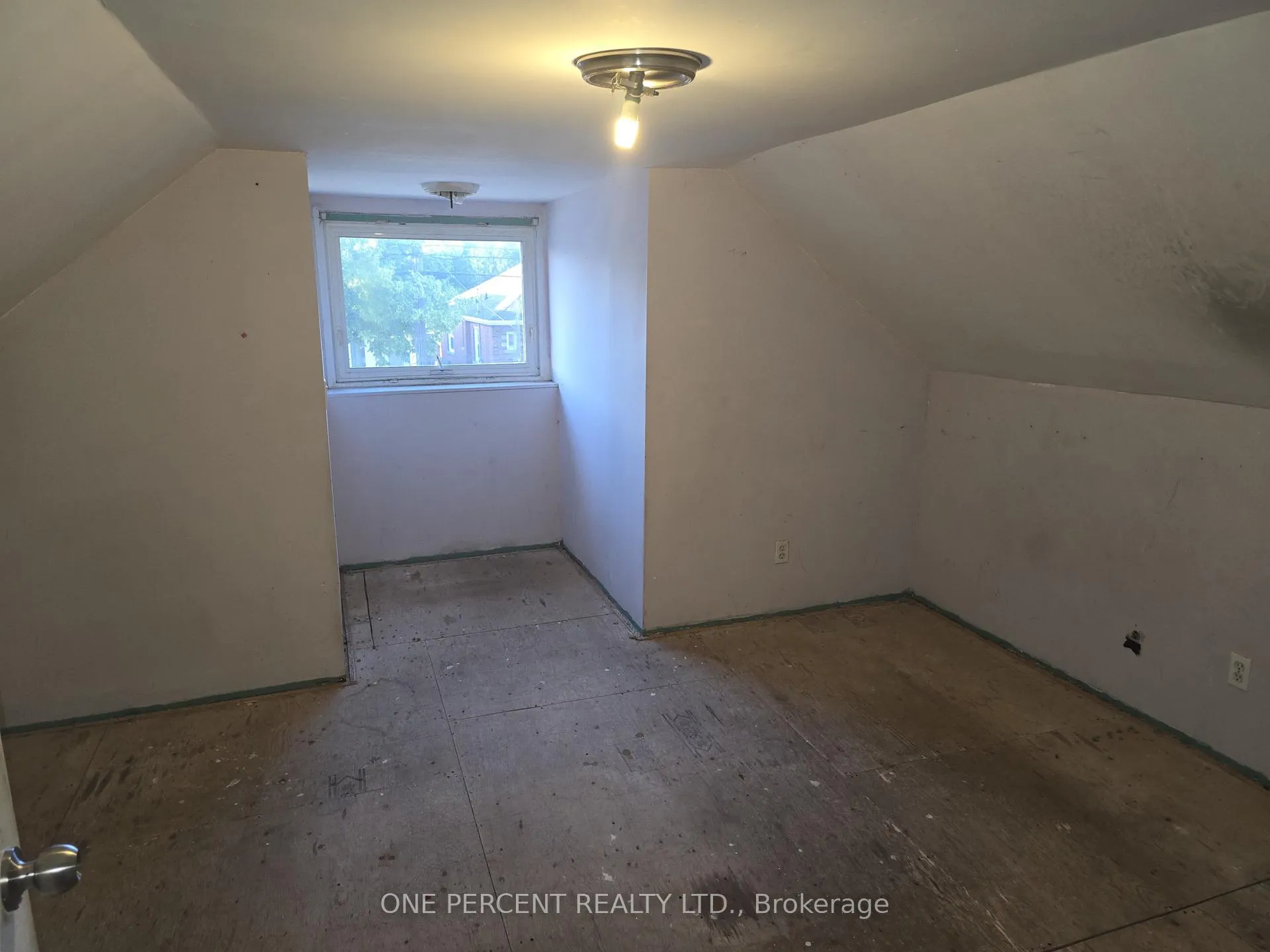 Photo 8 of 536 Queensdale Avenue E, Hamilton, Eastmount — HOMEH
