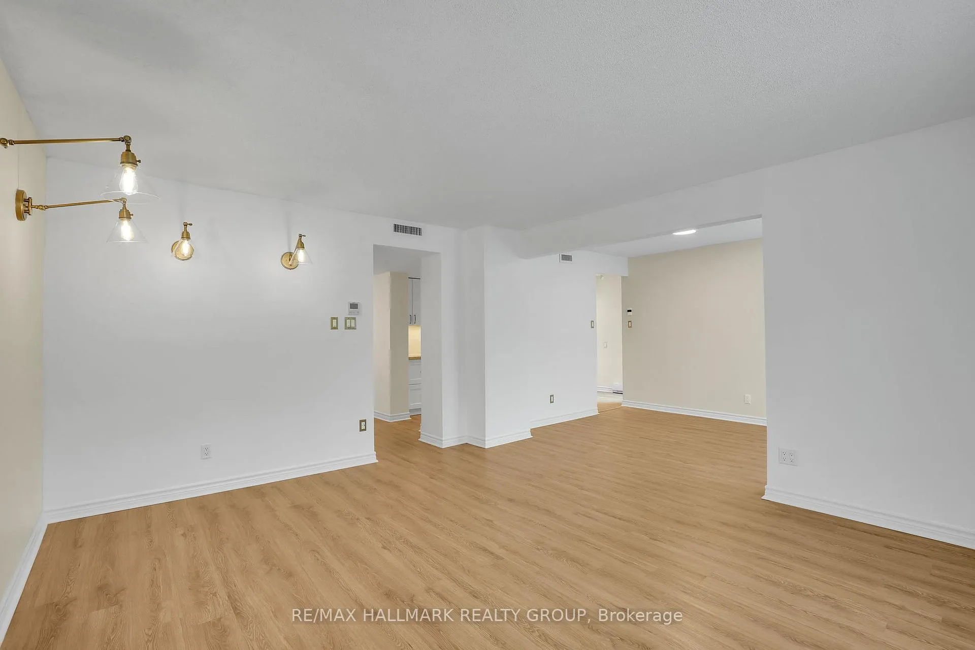 Photo 10 of Unit 511, 330 Centrum Boulevard, Ottawa, Bilberry Creek/Queenswood Heights — HOMEH