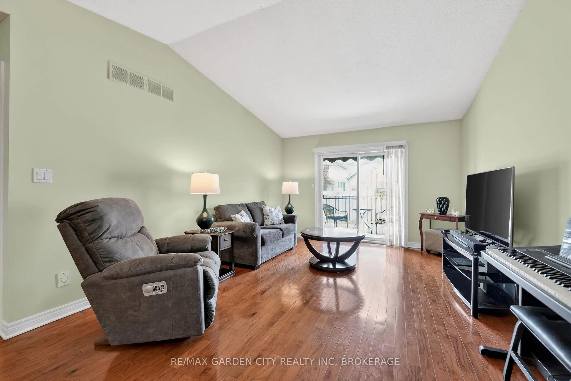 Photo 9 of Unit 9, 162 First Street, Welland, Lincoln/Crowland — HOMEH