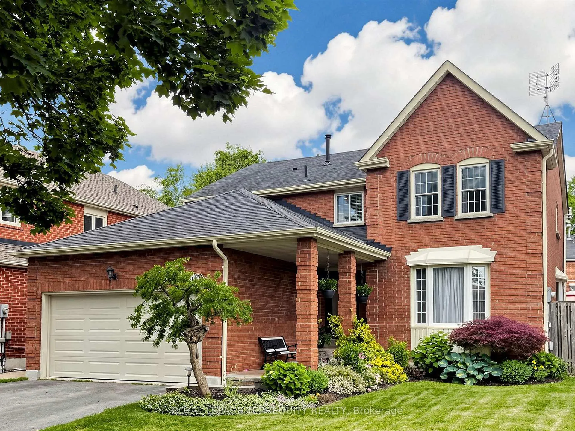 Photo 3 of 12 Maplewood Drive, Whitby, Blue Grass Meadows — HOMEH