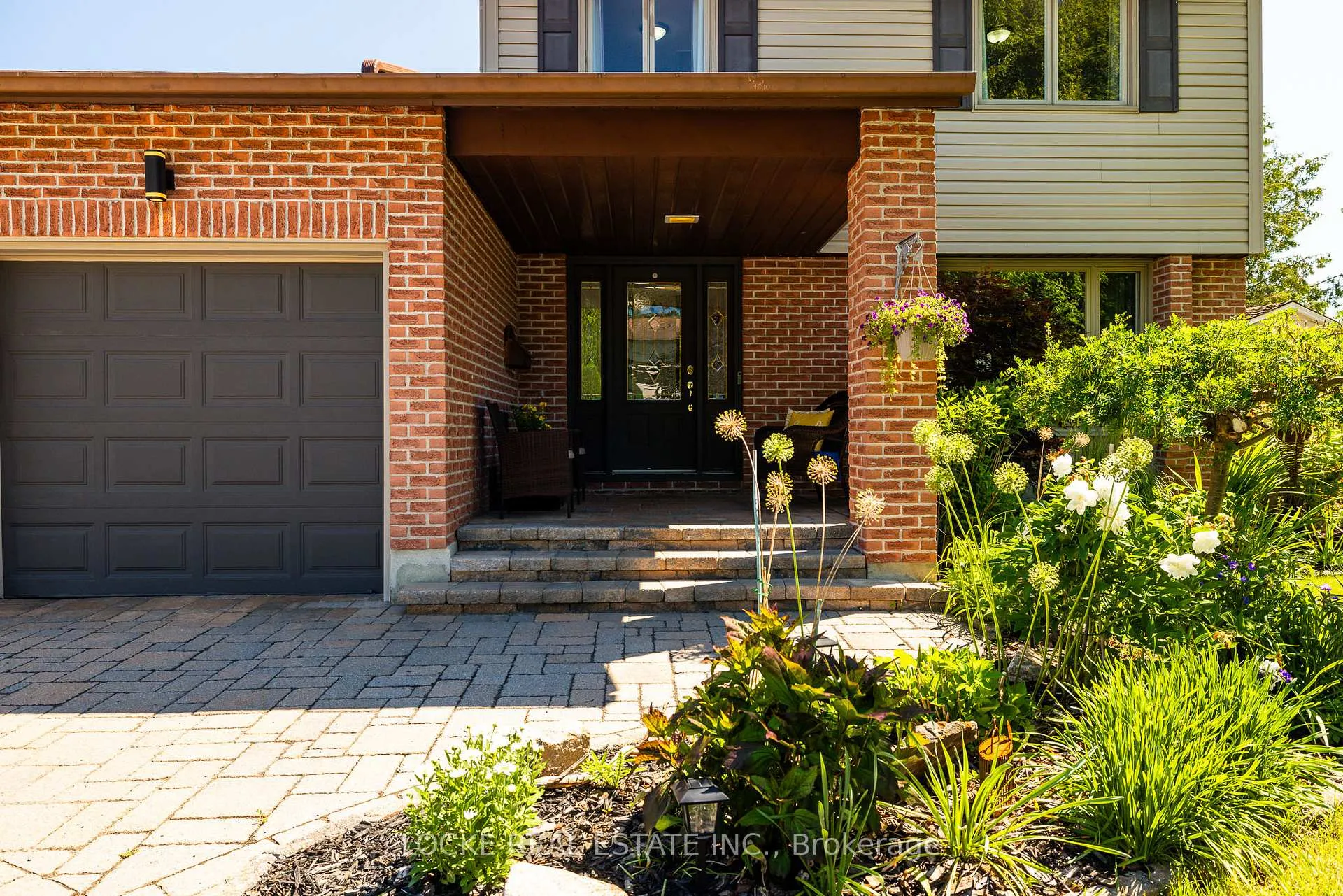 Photo 3 of 1821 Woodhaven Heights, Ottawa, Queenswood Heights South — HOMEH