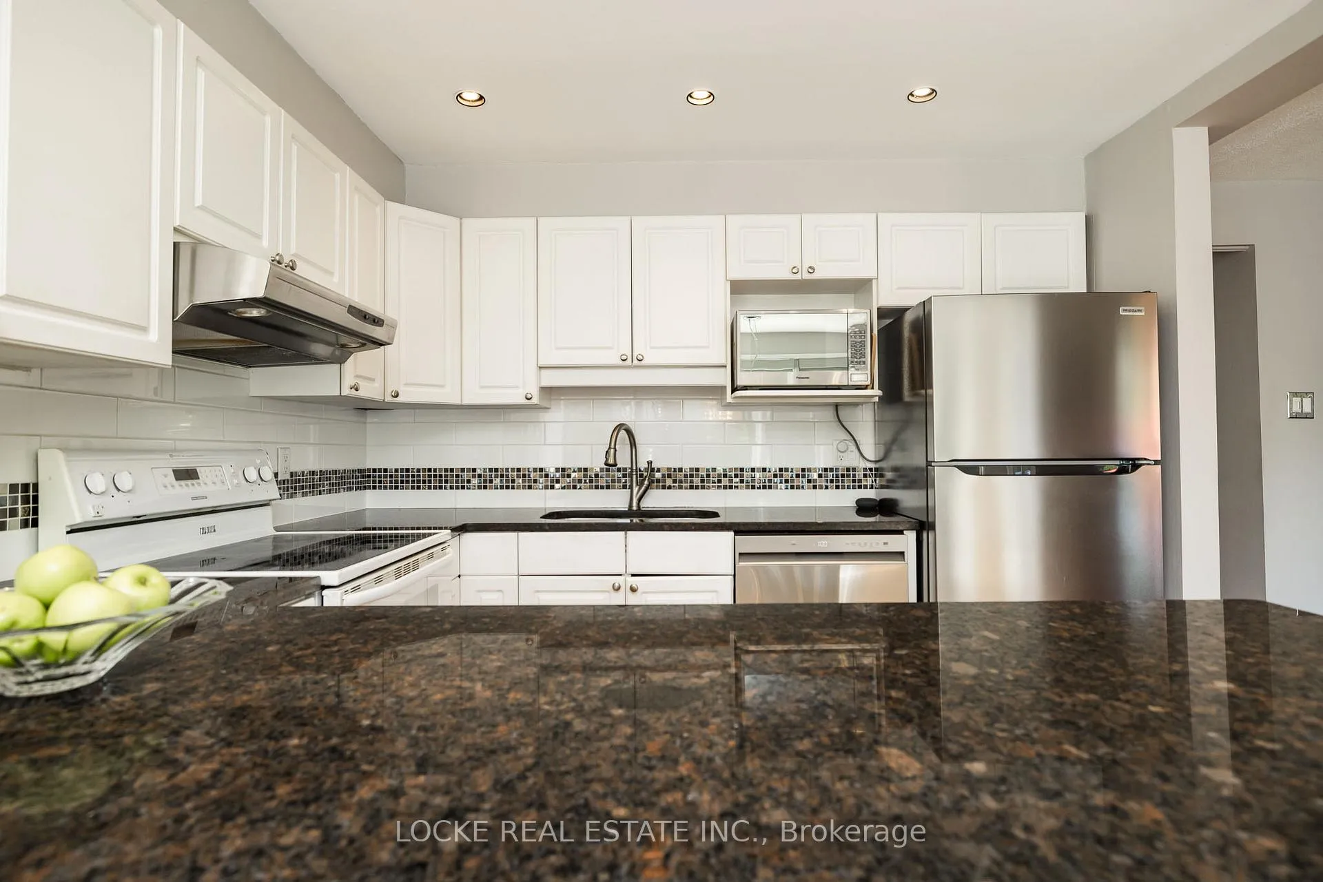 Photo 16 of 1821 Woodhaven Heights, Ottawa, Queenswood Heights South — HOMEH