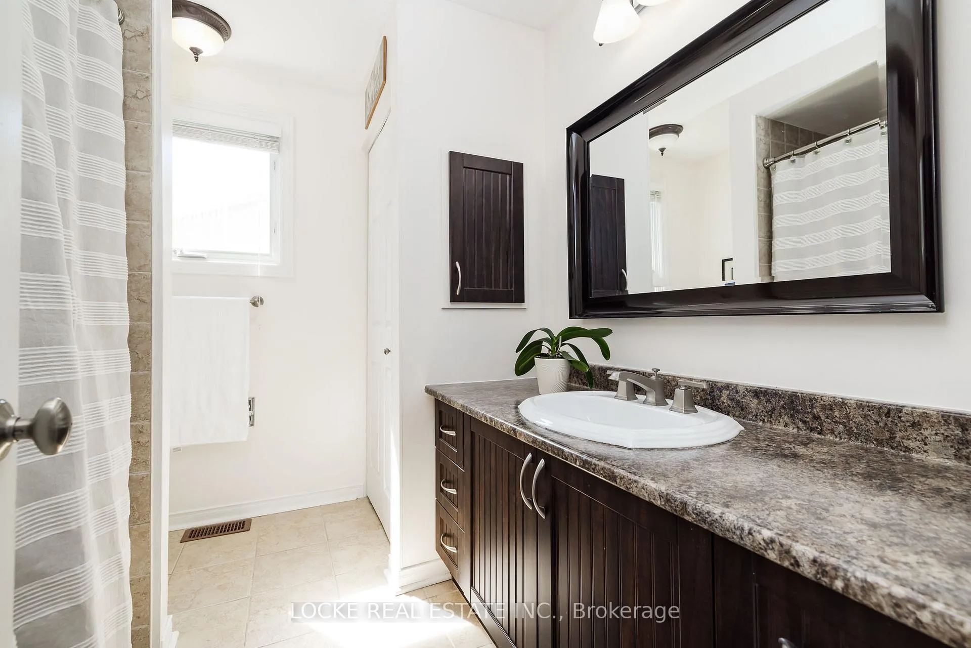 Photo 31 of 1821 Woodhaven Heights, Ottawa, Queenswood Heights South — HOMEH