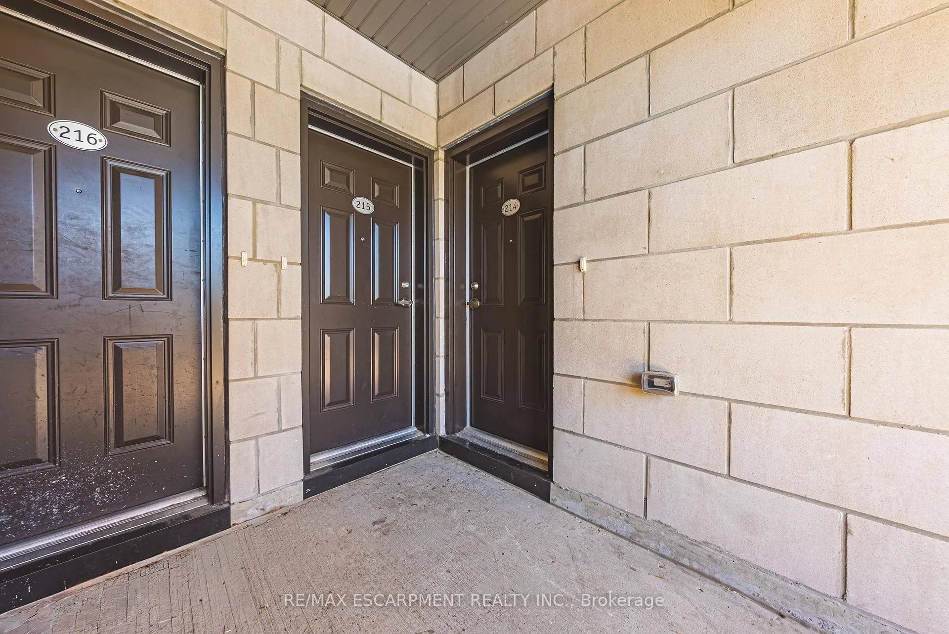 Photo 3 of Unit 214, 2061 Prospect Street, Burlington, Brant — HOMEH
