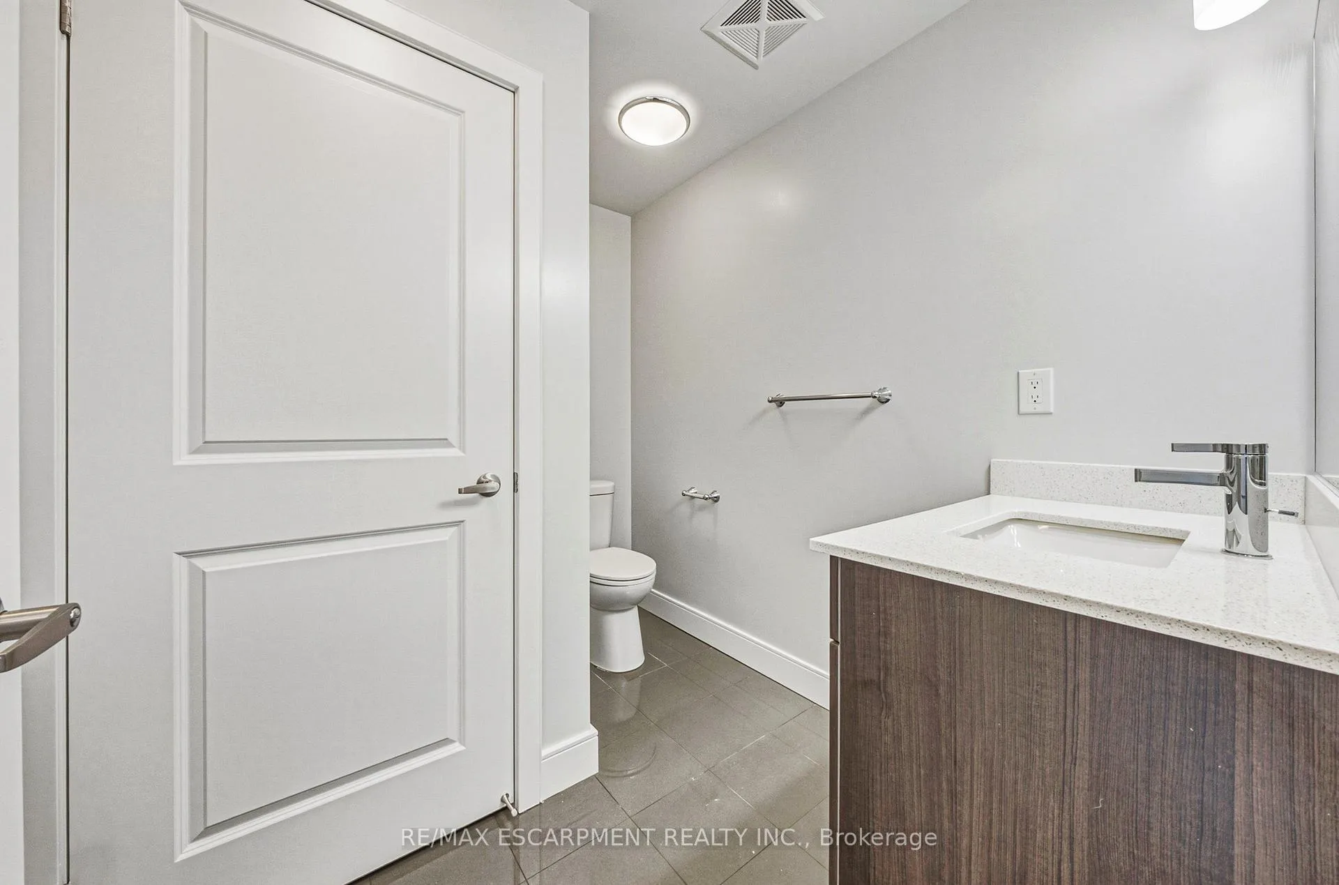 Photo 5 of Unit 214, 2061 Prospect Street, Burlington, Brant — HOMEH