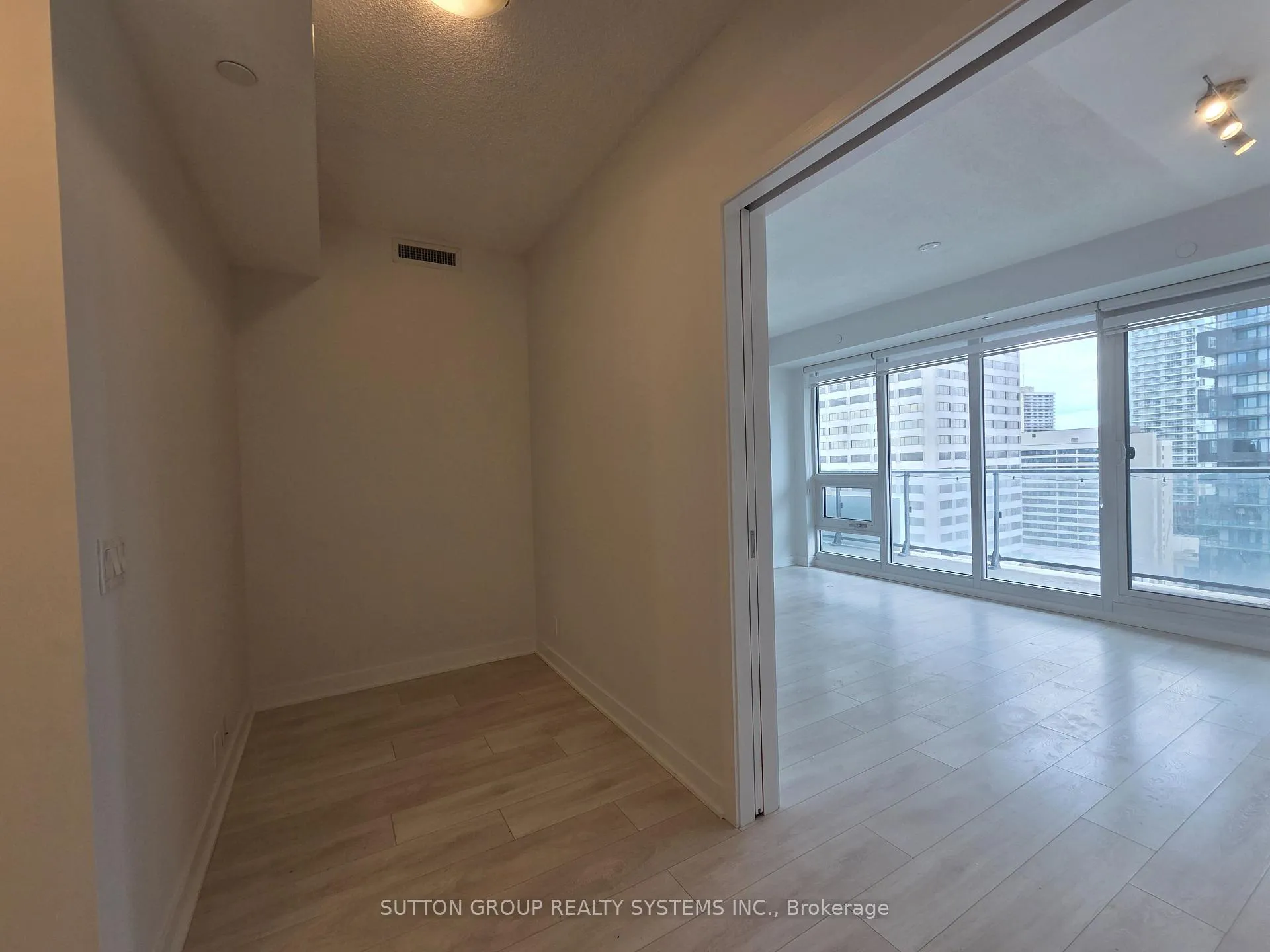 Photo 7 of Unit 1601, 2221 Yonge Street, Toronto, Mount Pleasant West — HOMEH