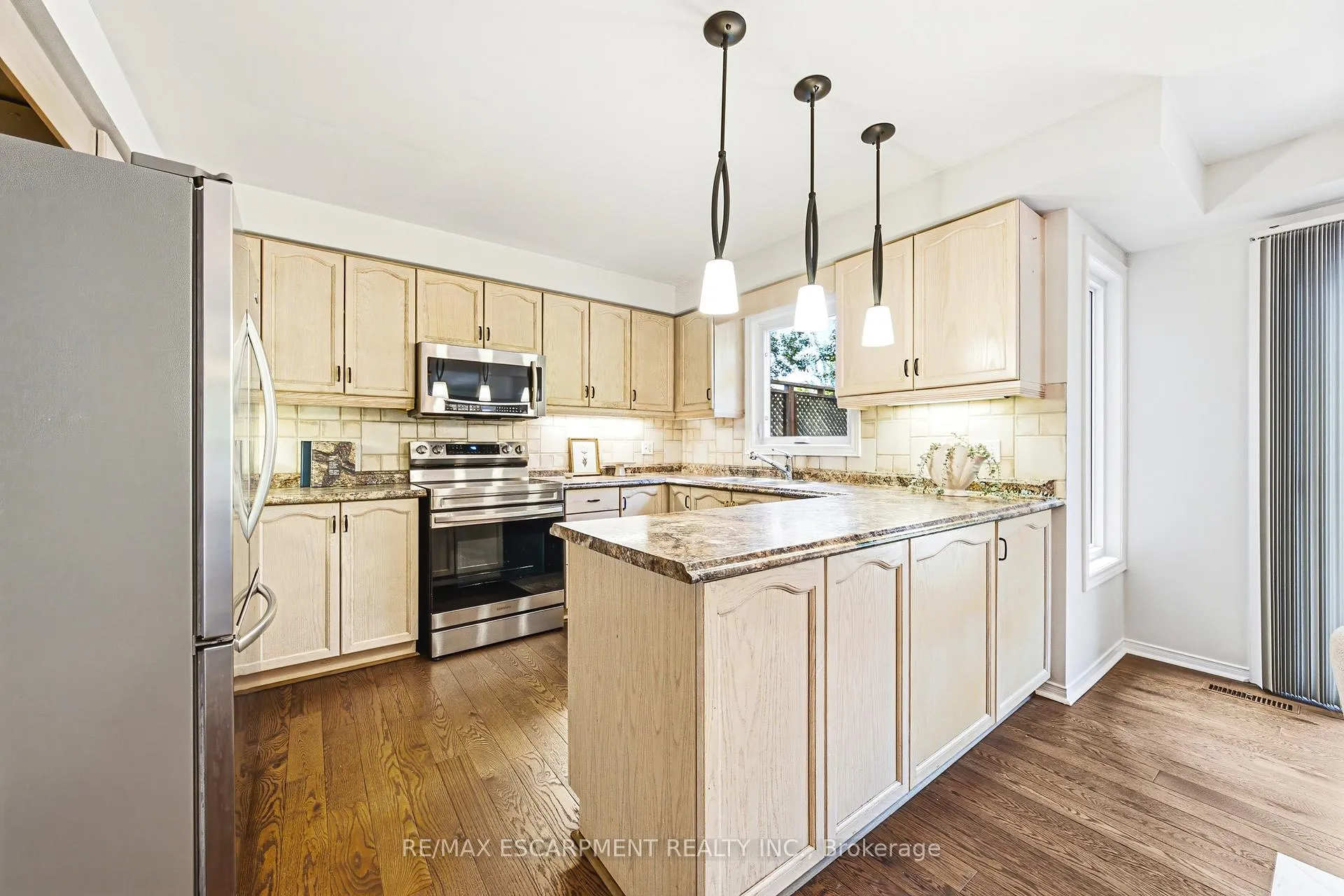 Photo 12 of 4153 Vermont Crescent, Burlington, Rose — HOMEH