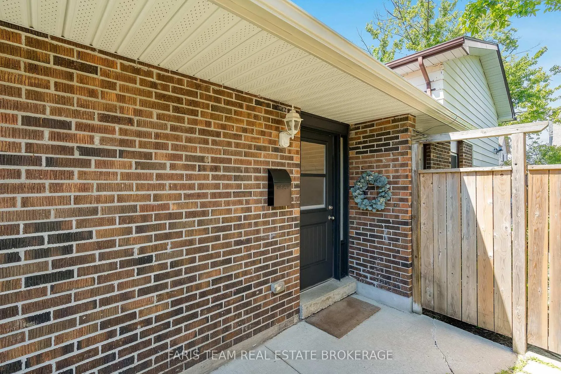 Photo 4 of 21 Maplehurst Crescent, Barrie, Cundles East — HOMEH