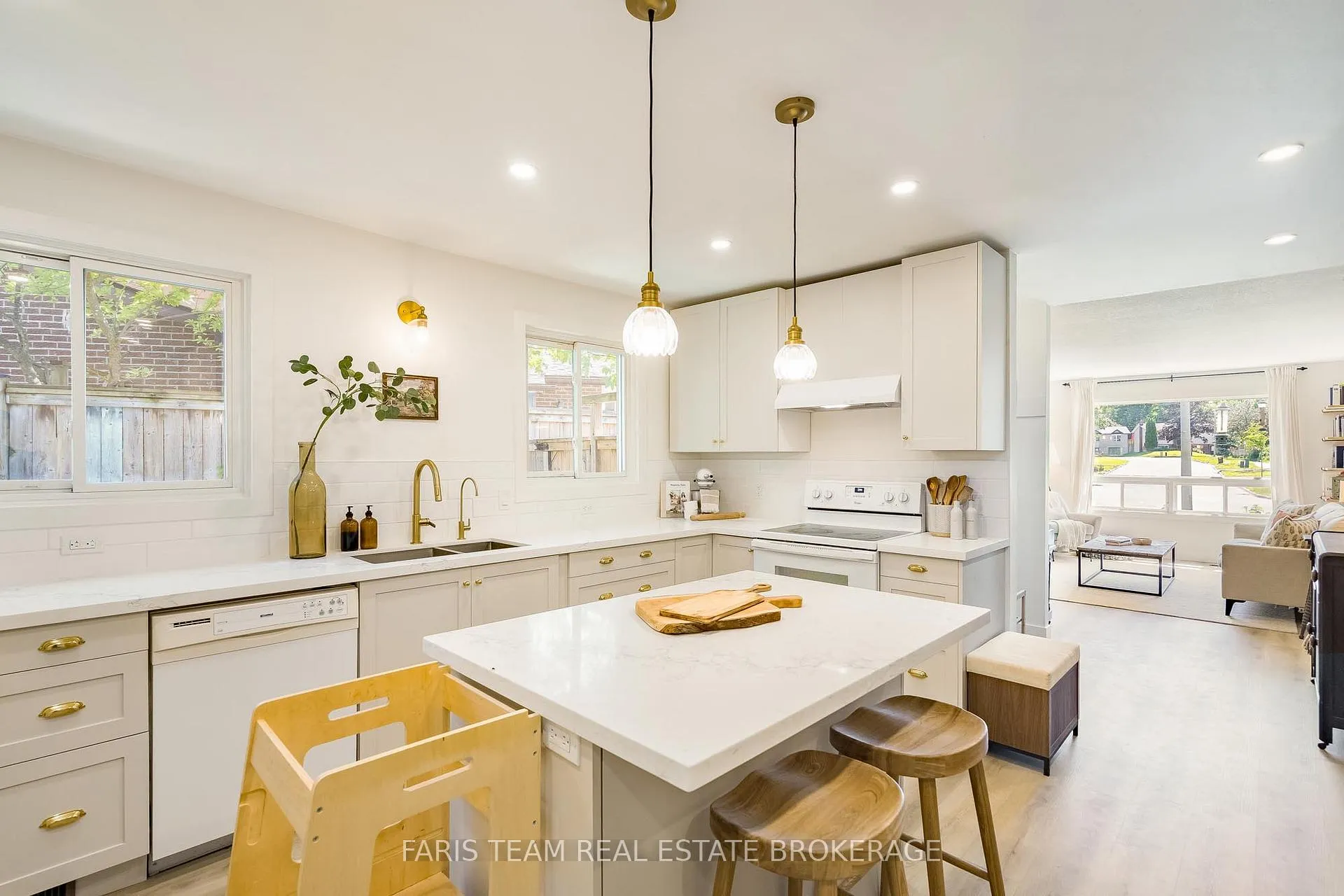 Photo 7 of 21 Maplehurst Crescent, Barrie, Cundles East — HOMEH