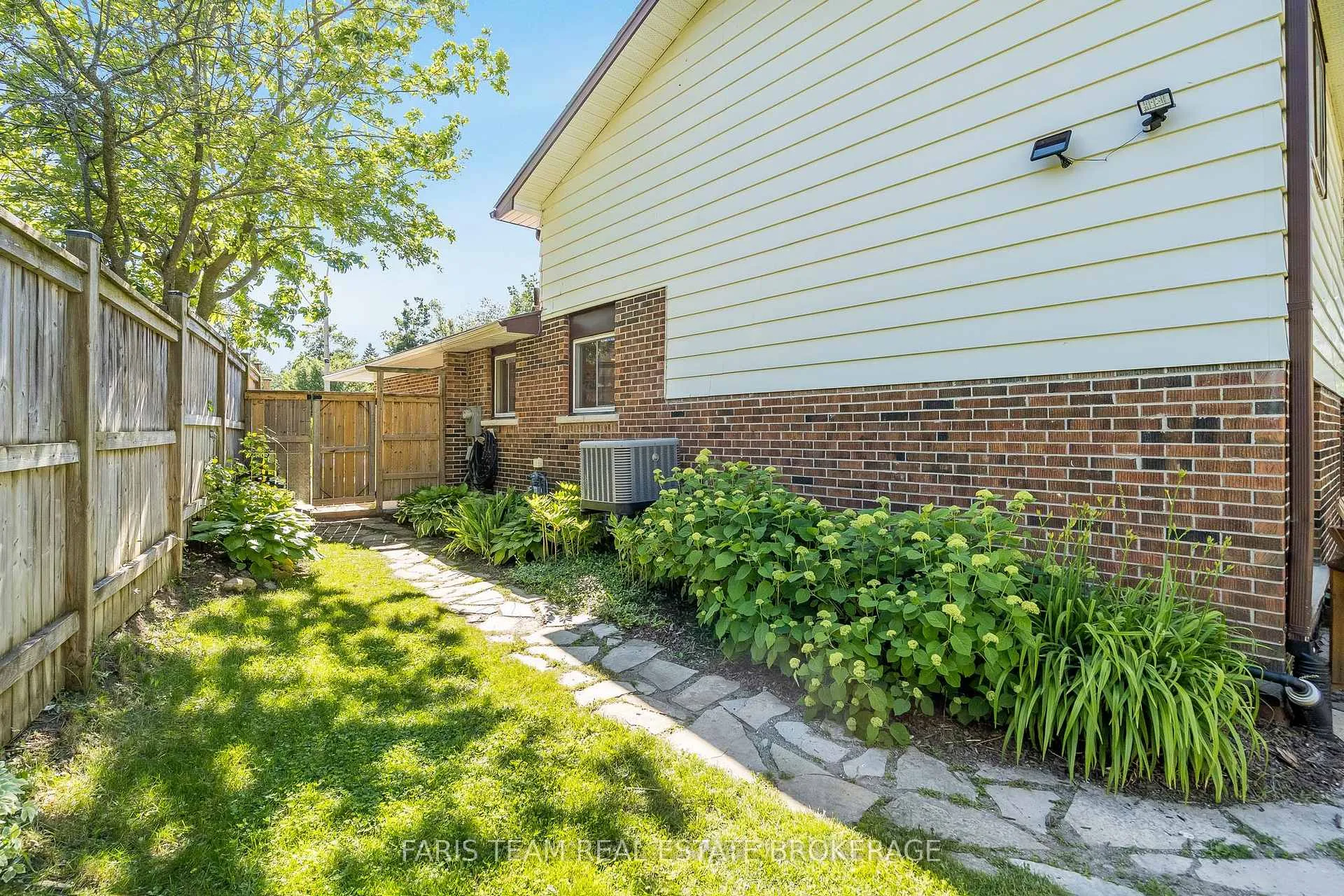 Photo 38 of 21 Maplehurst Crescent, Barrie, Cundles East — HOMEH