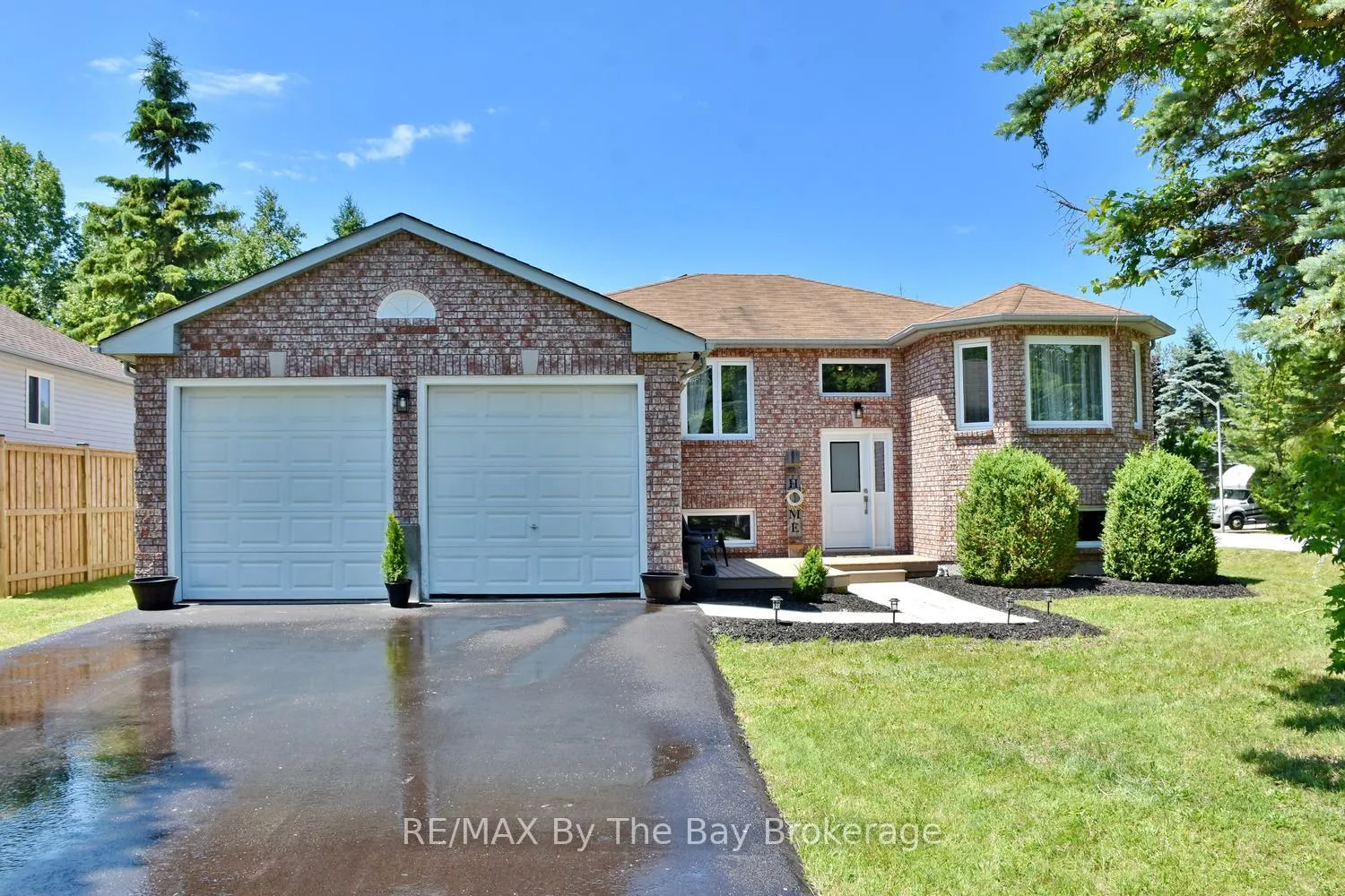 Photo 5 of 2 Birchmount Circle, Wasaga Beach — HOMEH