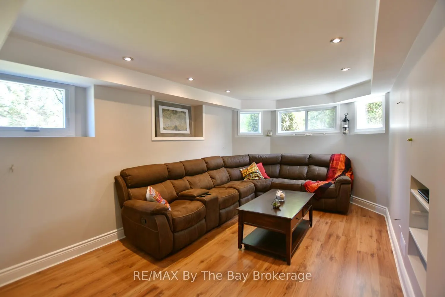 Photo 4 of 2 Birchmount Circle, Wasaga Beach — HOMEH