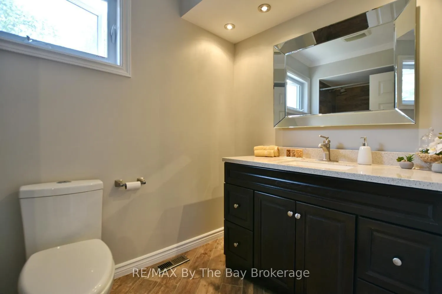 Photo 18 of 2 Birchmount Circle, Wasaga Beach — HOMEH