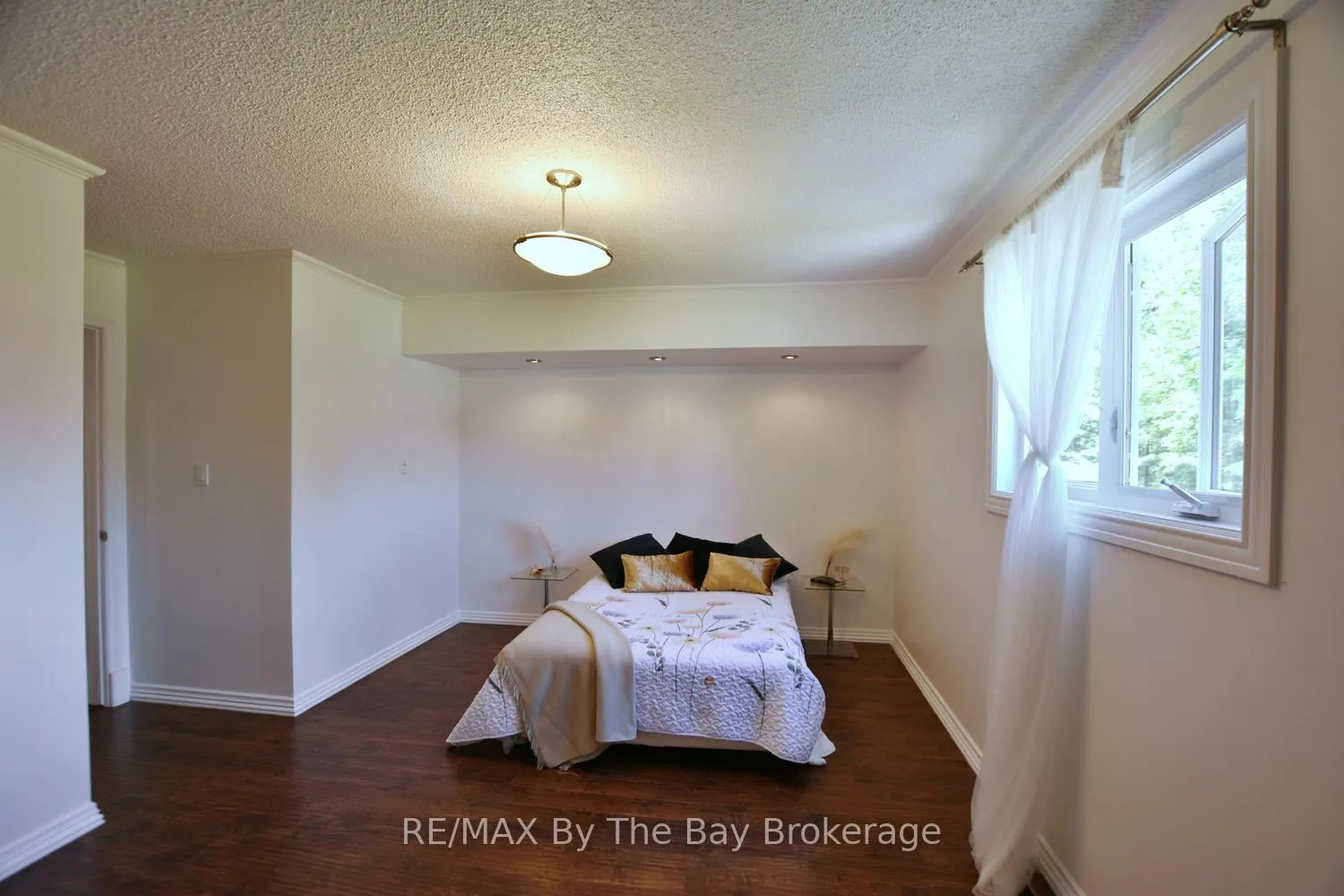 Photo 21 of 2 Birchmount Circle, Wasaga Beach — HOMEH